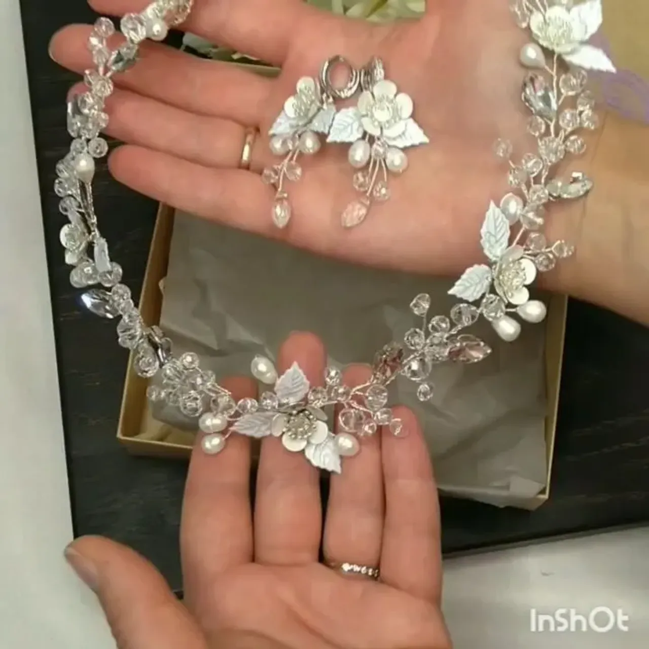 Beautiful bridal vine and earrings with natural pearls
Комплект украшений для невесты: веточка в прическу и серьги
#украшениявприческуневесты #украшенияукраина #украшенияназаказ #свадебныйгребеньвприческу #свадьба2019 #свадьбаодесса #свадебныеукрашения #свадебнаяветочкадляволос #свадебныесерьги #украшениянасвадьбу #bridalhairvine #bridaltiara #bridalaccessory #bridaljewelry #weddingvine #weddigjewelry #wedding #handmadeaccessory #handmadejewelry #handemadeearrings