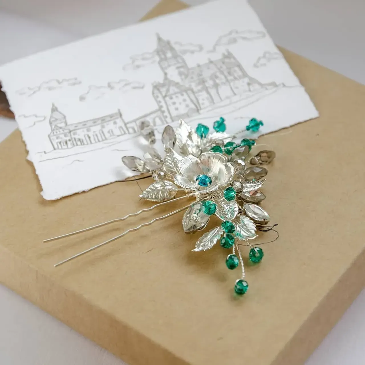 Floral green pin for your spacial occasion.
🌹Size: 13 cm (5 inch)
🌼Metal flower and leaves, green and black beads
🌷±380982134393

#украшениявприческуневесты
#украшенияукраина #украшенияназаказ #украшениявприческу #украшениянавыпускной #вечерниеукрашения #шпилькавприческу #greenpin #pins #weddinghairpins #hairpin #weddigjewelry #wedding