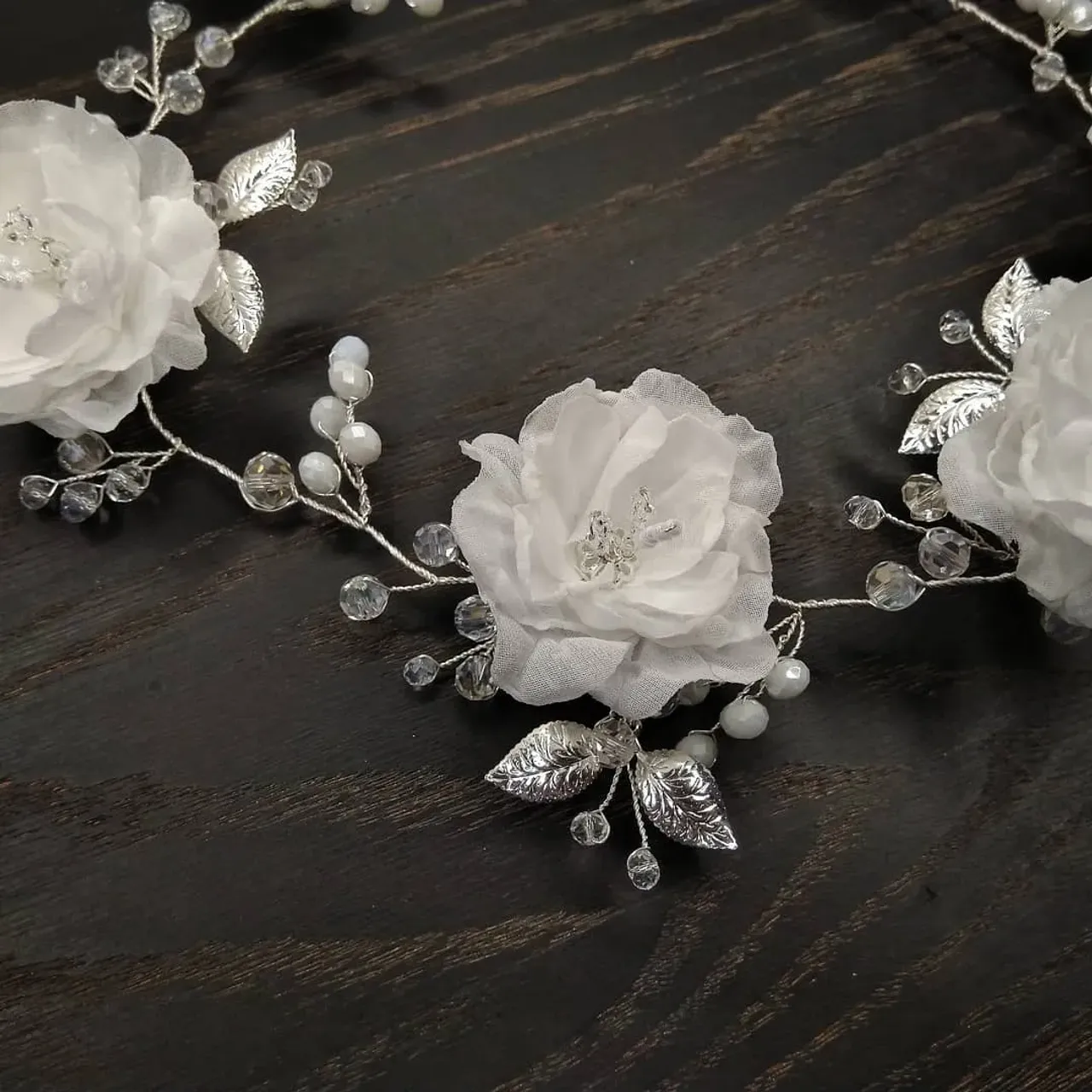 Веночек в прическу с цветами ручной работы
🌹В наличии
🌺Длина - 56 см
🌷Цветы ручной работы, чешские хрустальные бусины, посеребренная ювелирная проволока
🌻0982134393
#украшенияназаказ #украшениянавыпускной #украшенияручнойработы #украшениядляневесты #свадьба #свадебныеукрашения #украшениянасвадьбу #веночеквприческу #weddingaccesories #wedding #weddingvine #handmadegifts #handmadejewelry #handmadevine #olgamoshandmade