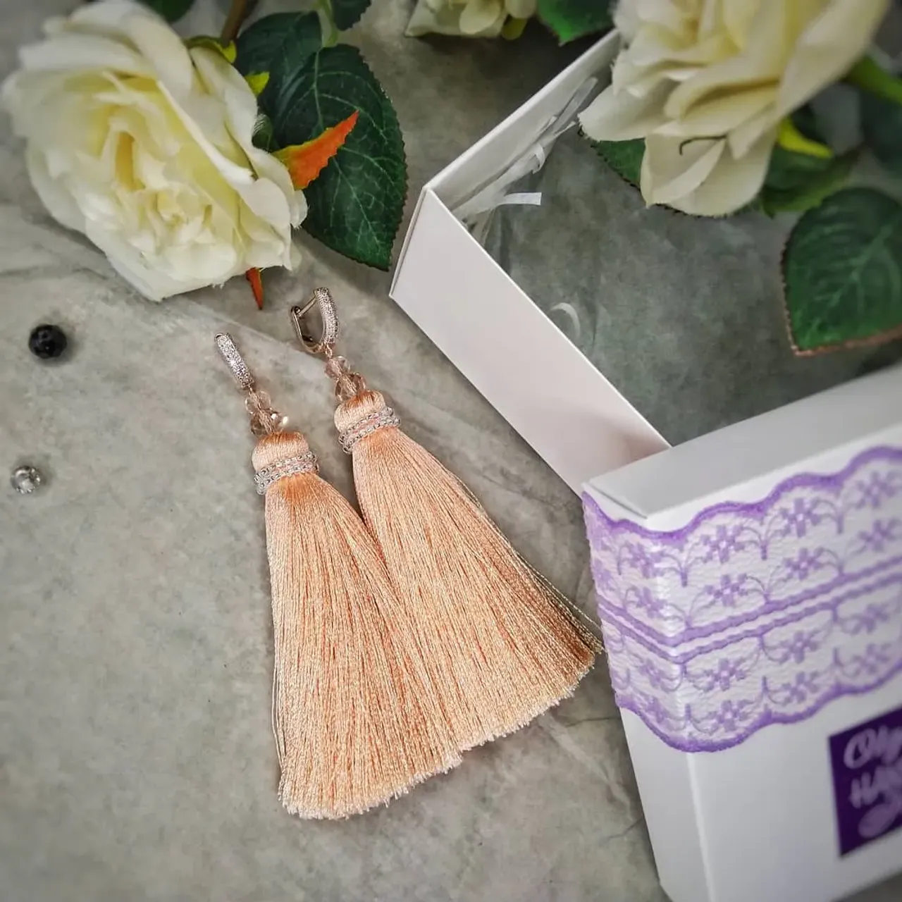 Для любительниц нежности - нереально красивый персиковый цвет. Серьги-кисточки длиной 9 см
🌲В НАЛИЧИИ
🌹Фурнитура LUX ( медсплав)
☘️0982134393
#серьгиручнойработы
#серьги #серьгикисти #украшениянавыпускной #украшенияназаказ #украшениянановыйгод #украшенияручнойработы #серьгиручнойработы #handmadejewelry #handemadeearrings  #handmade #olgamoshandmade