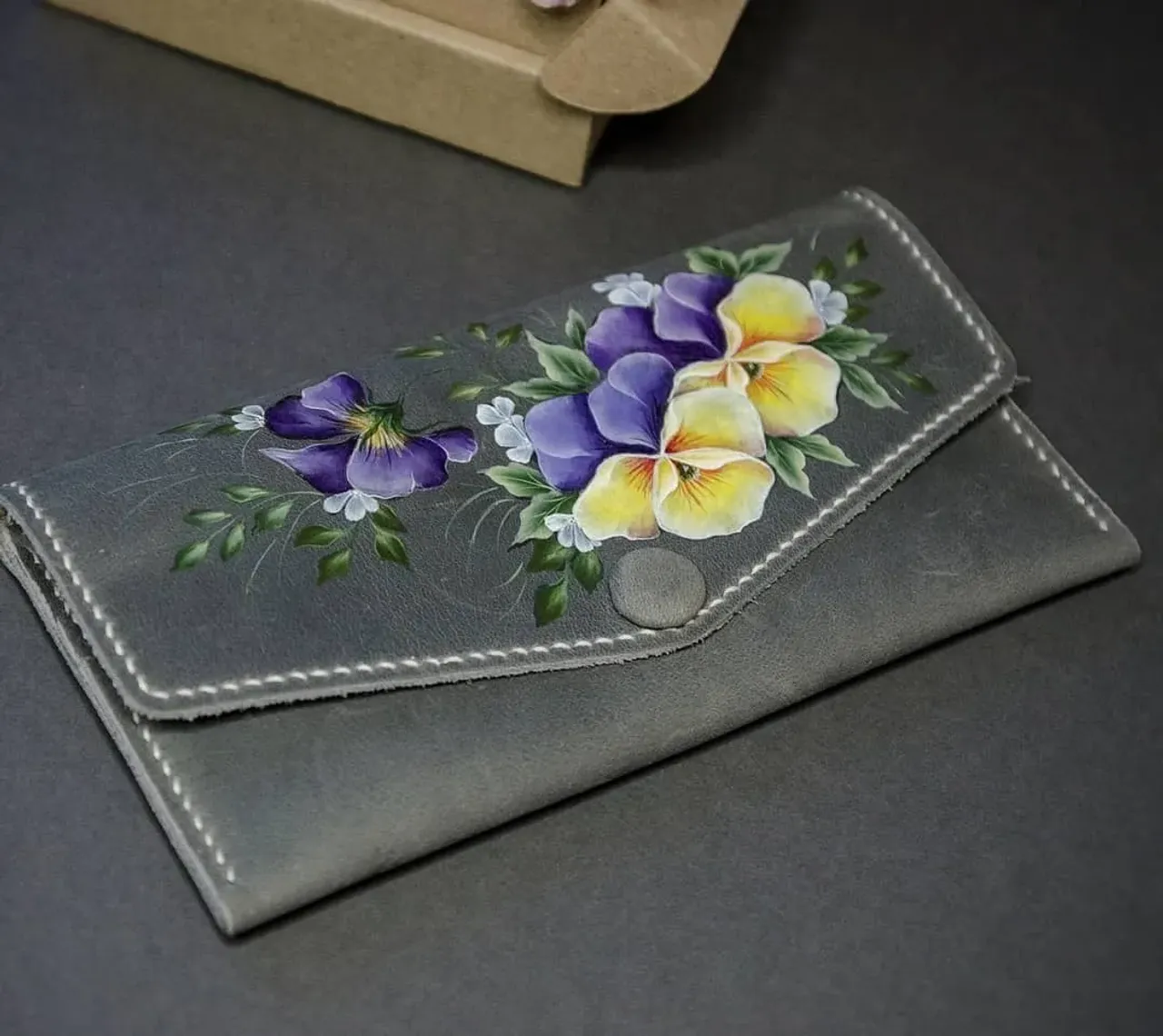 Handmade leather wallet-clutch
⠀
🌷 Leather
🌹 Length 19 cm; width 10 cm
🌼 Hand painted
⠀
Женский кошелек-клатч с росписью ручной работы
⠀
🌹 Натуральная кожа
🌷Размер: 19*10 см
🌼Ручная роспись
⠀
Цена: 825 грн

#wallet #handmadewallet #leatherwallet #leatherclutch #christmasgifts #onestrokepaintings #onestroke #onestrokebooks #onestrokeflowers #onestrokepaintingclass #росписьпокоже #росписьназаказ #росписьакрилом #росписьдвойныммазком #росписьдвойногомазка #росписьпокожеакрилом #двойноймазок #подаркинановыйгод #подарокмамеукраина #подарокподруге