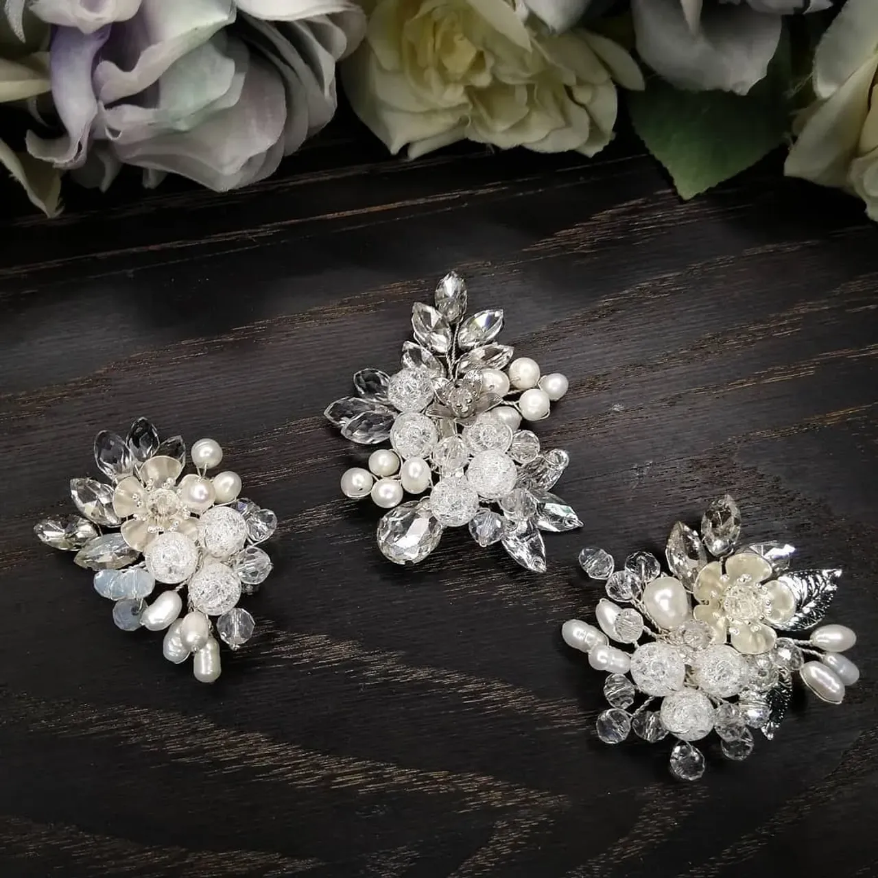 Варианты брошек с натуральным жемчугом и горным хрусталем #украшенияназаказ #украшенияизнатуральныхкамней #украшенияручнойработы #украшениясжемчугом #брошьручнойработы #брошьсжемчугом #handmadegifts #handmadejewelry #handmade #olgamoshandmade