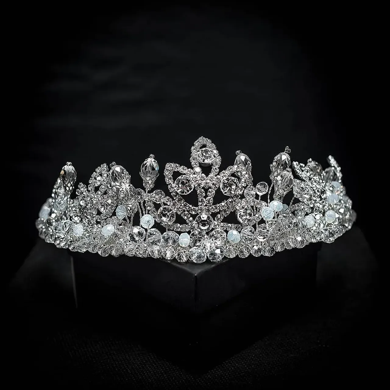 Диадема для невесты ( высота - 6 см) #украшенияназаказ #украшениядляневесты #украшениянасвадьбу #вечерниеукрашения #украшенияручнойработы #украшениявприческу #украшениядляволос #диадема #диадемаукраина #diadem #tiara #crown #handmadejewelry #handmade #handmadecrown #olgamoshandmade