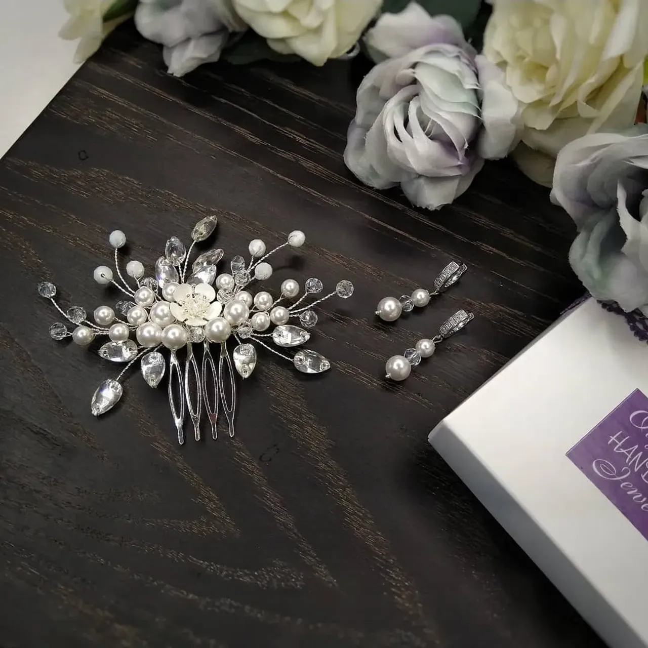 Скромно и со вкусом... Комплект из жемчуга Swarovski
🌹в наличии
🌼Жемчуг Swarovski, стразы, чешские хрустальные бусины, гипоаллергенная фурнитура
🌷Отправка по всему миру
🌻0982134393
#свадьба #свадебныеукрашения #украшениянавыпускной #украшенияназаказ #украшениядляневесты #гребеньнасвадьбу #украшениясжемчугом #украшенияручнойработы #украшениядляволос #жемчужныесерьги #серьгиручнойработы #handmadegifts #handemadeearrings #handmadejewelry  #handmade #handmadecomb #olgamoshandmade