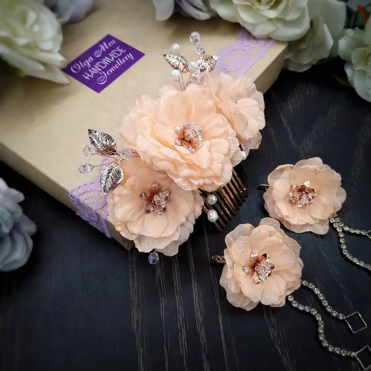 New wedding set in peach color with handmade flowers and lux accessories.
🌹In stock
🌺Comb and earrings
🌷Comb - 15 cm (5,9 inch), earrings - 9 cm (3.5 inch)
🌼All over the world delivering
0982134393
#comb #weddingvine #weddigjewelry #wedding #weddingaccesories #weddingcomb #bridalcomb #floralearrings #floralcomb #etsy #bridalaccessory #bridalearrings #свадьба #свадьба2019 #свадьбаодесса2019 #свадебныеукрашения #украшениявприческуневесты #украшенияукраина #украшенияназаказ #украшениянасвадьбу #свадебныйгребеньвприческу #гребеньвприческуневесте #свадебнаяветочкадляволос #свадебныесерьги #украшенияручнойработы #серьгиручнойработы