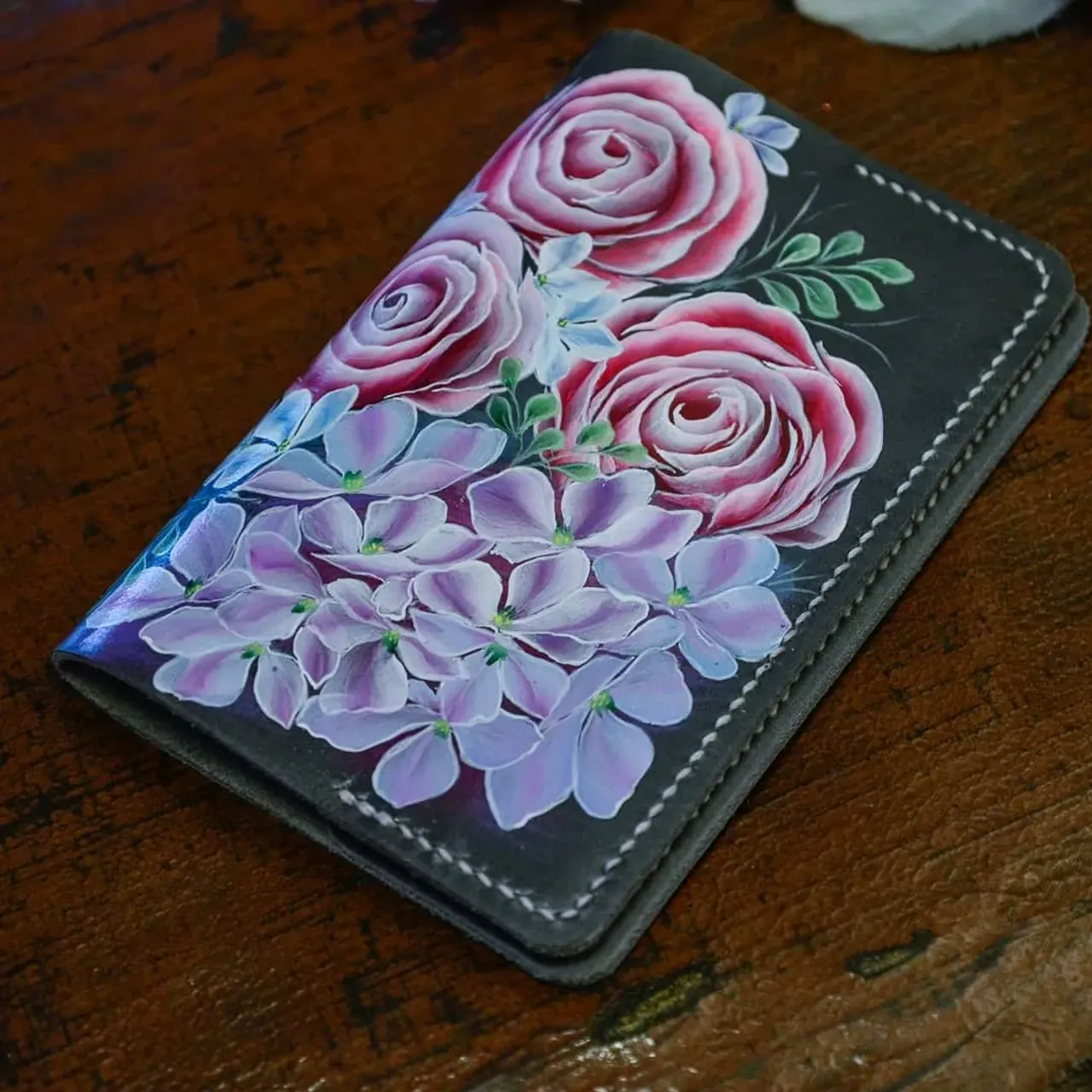 И снова розы! ...
⠀
Красивая получилась обложка для паспорта от @kusha_leather_shop с моей росписью - двойная ручная работа!!!!
⠀
Идеальный подарок с удвоенной энергетикой🙂!
⠀
С удовольствием сделаю ещё! Обращайтесь!

#росписьпокоже #росписьпредметов #роза #росписьдвойногомазка #росписьакрилом #росписьпокожеакрилом #двойноймазок #росписьдвойногомазка #росписьпоткани #onestrokepaintings #onestroke #onestrokebooks #onestrokeflowers #onestrokepaintingclass #onestrokeart #onestrokeroses #onestrokepainting #art