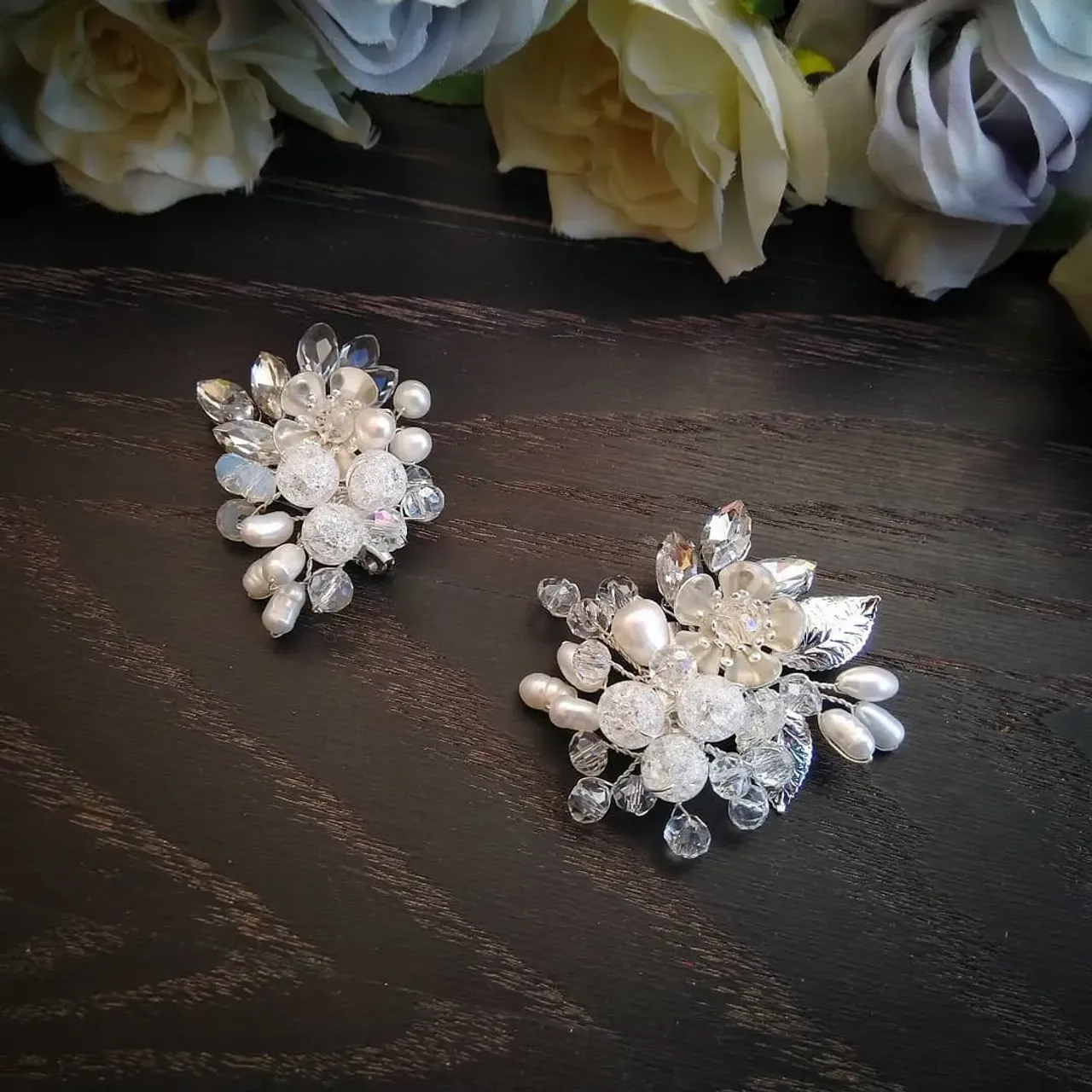 Варианты брошек с натуральным жемчугом и горным хрусталем #украшенияназаказ #украшенияизнатуральныхкамней #украшенияручнойработы #украшениясжемчугом #брошьручнойработы #брошьсжемчугом #handmadegifts #handmadejewelry #handmade #olgamoshandmade