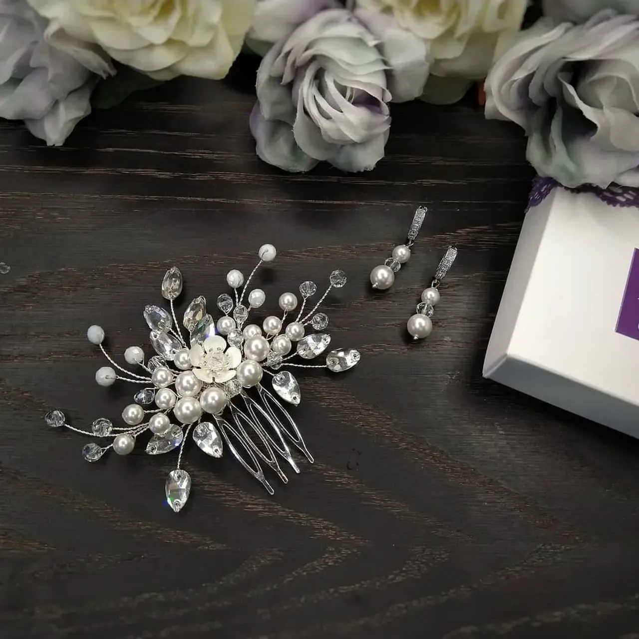 Скромно и со вкусом... Комплект из жемчуга Swarovski
🌹в наличии
🌼Жемчуг Swarovski, стразы, чешские хрустальные бусины, гипоаллергенная фурнитура
🌷Отправка по всему миру
🌻0982134393
#свадьба #свадебныеукрашения #украшениянавыпускной #украшенияназаказ #украшениядляневесты #гребеньнасвадьбу #украшениясжемчугом #украшенияручнойработы #украшениядляволос #жемчужныесерьги #серьгиручнойработы #handmadegifts #handemadeearrings #handmadejewelry  #handmade #handmadecomb #olgamoshandmade