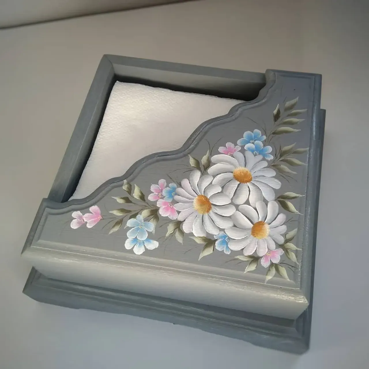 Первое домашнее задание от Татьяны Кудрявцевой @kudryavtsevatatiana. Ромашки всегда тяжело давались. Даже не знаю почему... Казалось бы, что может быть проще?...

Как вам салфетница?

#росписьдвойногомазка #роспись #росрисьпредметовинтерьера #onestroke #onestrokepainting #onestrokeflowers