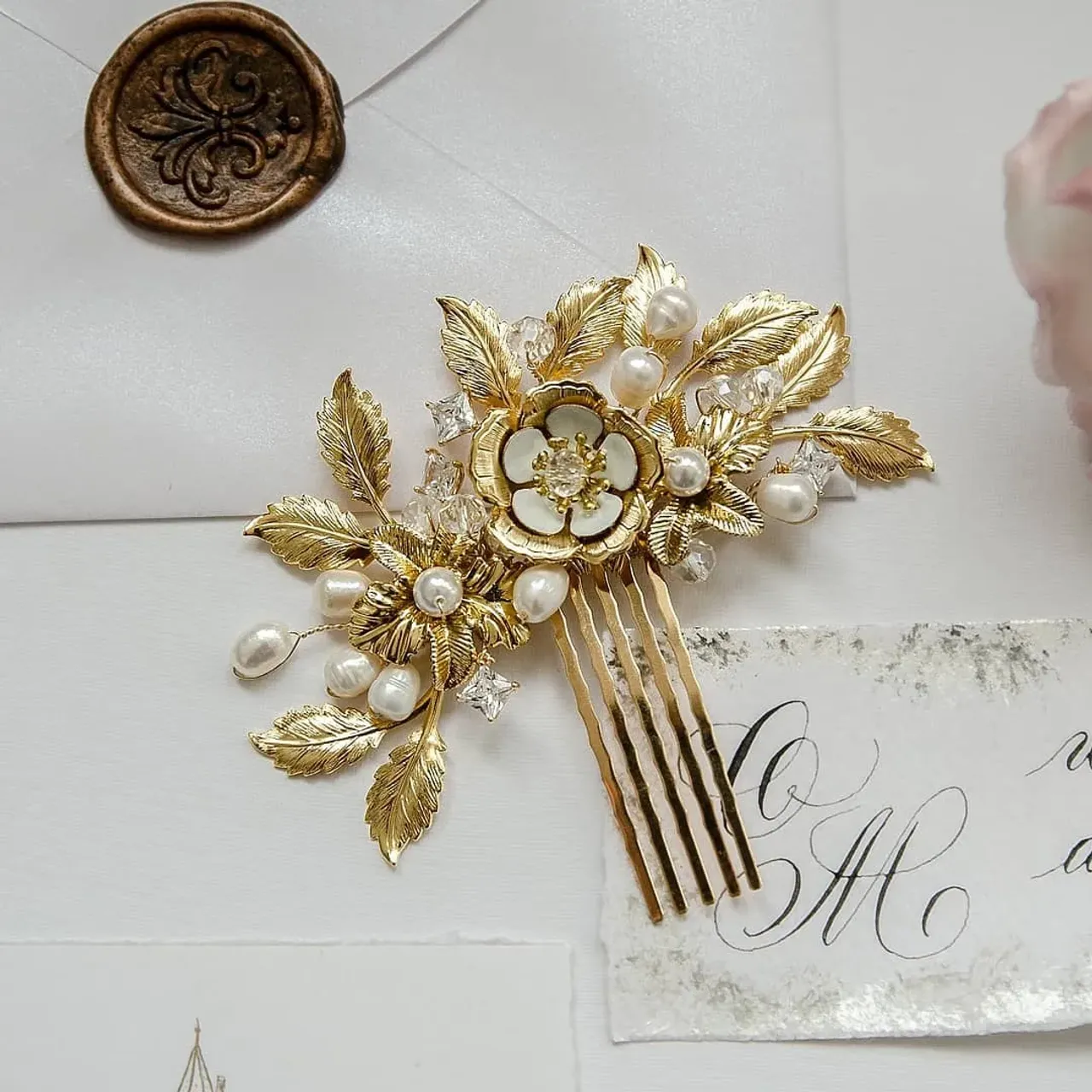 Чего боятся мастера?

Часто сталкиваюсь с ситуацией, когда мастера не хотят делиться информацией (например, о материалах или магазинах, где их закупают). Или предоставляют такую информацию только за деньги... Почему так происходит? 
Ведь, даже имея такие же материалы, другой мастер никогда не сделает точно такое же изделие... В общем, мне такой информации не жалко 😊 И, если кому-то интересно, где я беру ту или иную фурнитуру, обращайтесь, всегда подскажу.

Цена такого гребня - 755 грн
Выполнен из качественной американской металлической фурнитуры и натурального жемчуга.

#гребеньнасвадьбу #гребеньдляволос #гребеньручнойработы #свадебныйгребеньвприческу #свадебныеукрашения #свадьба2020 #свадьбаодесса #weddingcomb #weddingaccesories #bridalcomb #bridalaccessories