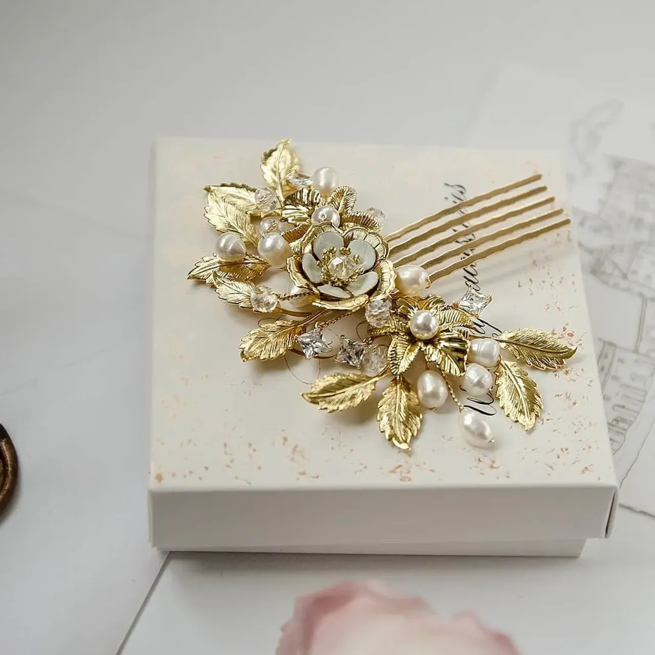 Чего боятся мастера?

Часто сталкиваюсь с ситуацией, когда мастера не хотят делиться информацией (например, о материалах или магазинах, где их закупают). Или предоставляют такую информацию только за деньги... Почему так происходит? 
Ведь, даже имея такие же материалы, другой мастер никогда не сделает точно такое же изделие... В общем, мне такой информации не жалко 😊 И, если кому-то интересно, где я беру ту или иную фурнитуру, обращайтесь, всегда подскажу.

Цена такого гребня - 755 грн
Выполнен из качественной американской металлической фурнитуры и натурального жемчуга.

#гребеньнасвадьбу #гребеньдляволос #гребеньручнойработы #свадебныйгребеньвприческу #свадебныеукрашения #свадьба2020 #свадьбаодесса #weddingcomb #weddingaccesories #bridalcomb #bridalaccessories