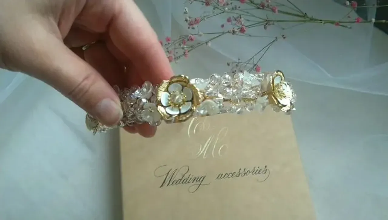 Small bridal tiara for bride
🌹In stock
🌷Width - 2.5 cm
🌺Metal and pearl flowers, crystal beads
🌼All over the world delivery
Небольшая диадема для невесты
🌹В наличии
🌼Ширина 2.5 см
🌷 Металлические и перламутровые цветы, прозрачные бусины
🌺Доставка по всему миру
Цена- 850 грн
#украшениявприческуневесты
#свадебныеукрашениядляневесты #свадебныеукрашения #свадебныеукрашениядляневесты #диадеманазаказ #диадеманевесты #диадемадляневесты #bridalhairpeace #bridaltiara #smalltiara #smallbridaltiara #weddingaccessories #weddinghairband