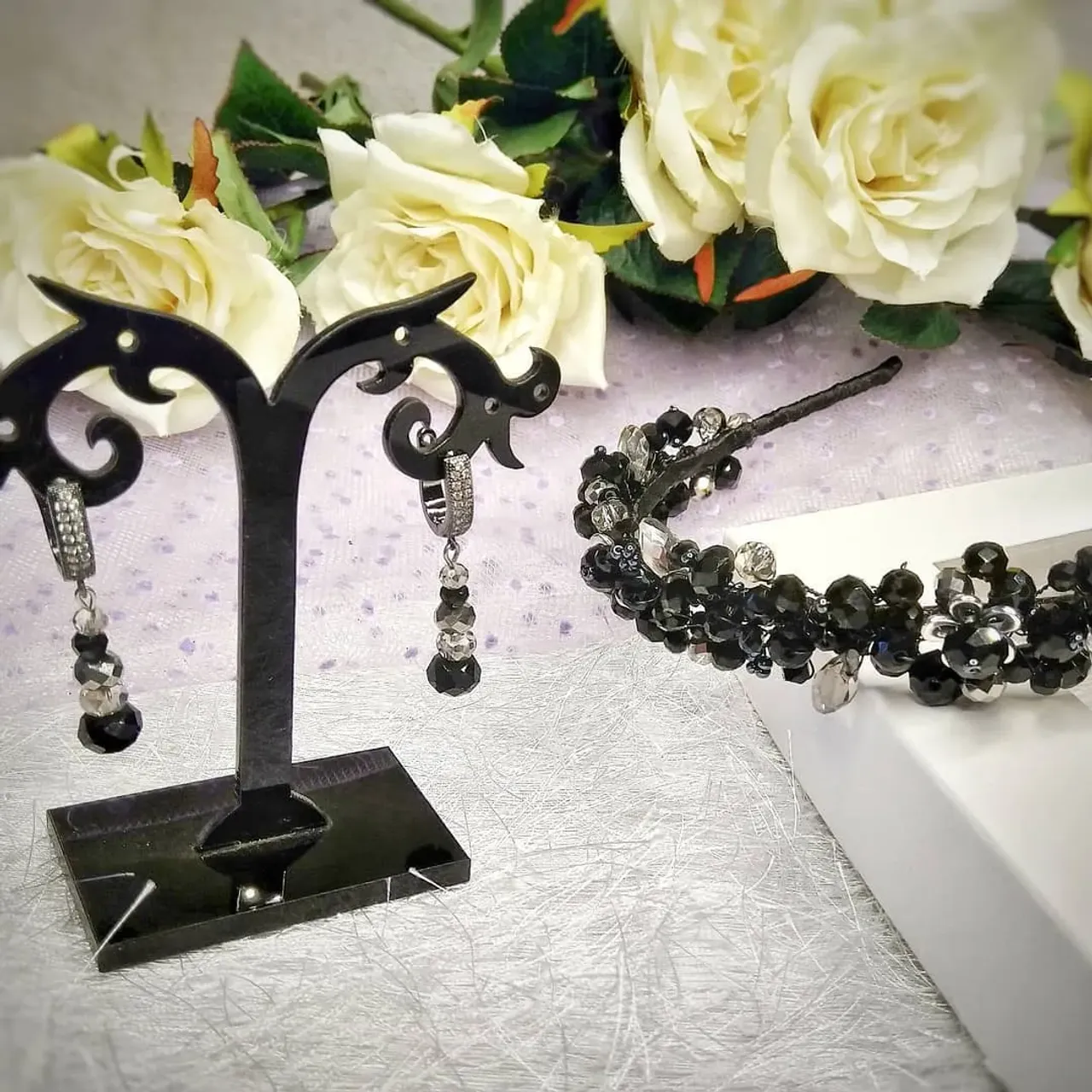 Этот комплект будет прекрасным дополнением к Вашему наряду на праздник.
🌸В наличии
🏵️Фурнитура LUX
🌺цена комплекта 700 грн
#украшенияназаказ #украшенияручнойработы #украшениянавыпускной #украшениянановыйгод #украшениядляволос #обручручнойработы #серьгиручнойработы #серьгиназаказ  #handmade #handmadejewelry #handemadeearrings #olgamoshandmade