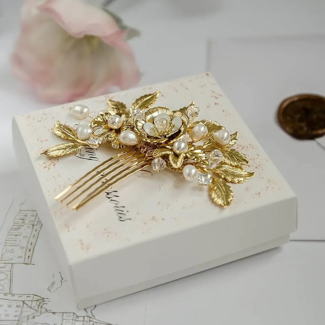 Чего боятся мастера?

Часто сталкиваюсь с ситуацией, когда мастера не хотят делиться информацией (например, о материалах или магазинах, где их закупают). Или предоставляют такую информацию только за деньги... Почему так происходит? 
Ведь, даже имея такие же материалы, другой мастер никогда не сделает точно такое же изделие... В общем, мне такой информации не жалко 😊 И, если кому-то интересно, где я беру ту или иную фурнитуру, обращайтесь, всегда подскажу.

Цена такого гребня - 755 грн
Выполнен из качественной американской металлической фурнитуры и натурального жемчуга.

#гребеньнасвадьбу #гребеньдляволос #гребеньручнойработы #свадебныйгребеньвприческу #свадебныеукрашения #свадьба2020 #свадьбаодесса #weddingcomb #weddingaccesories #bridalcomb #bridalaccessories