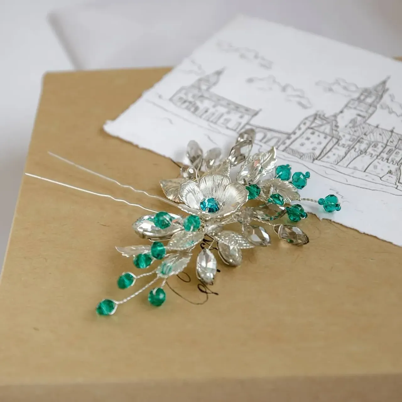 Floral green pin for your spacial occasion.
🌹Size: 13 cm (5 inch)
🌼Metal flower and leaves, green and black beads
🌷±380982134393

#украшениявприческуневесты
#украшенияукраина #украшенияназаказ #украшениявприческу #украшениянавыпускной #вечерниеукрашения #шпилькавприческу #greenpin #pins #weddinghairpins #hairpin #weddigjewelry #wedding