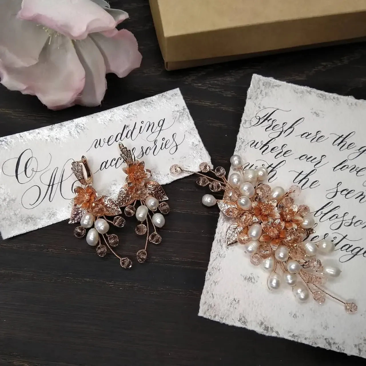 Комплект из фурнитуры цвета розового золота с натуральным жемчугом.
🌹В наличии. Цена - 750 грн
🌼Веточка в прическу - 12 см, серьги - 6 см
🌷 Натуральный речной жемчуг, фурнитура люкс
🌺0982134393
#украшениявприческуневесты #свадебныйгребеньвприческу #свадебныеукрашения #свадьба2019 #свадебнаяветочкадляволос #свадьбаодесса2020 #свадьбаодесса #украшенияукраина #украшениянасвадьбу #weddingvine #weddigjewelry #weddingearrings #weddingaccesories #bridalhairvine #bridaltiara #bridalaccessory