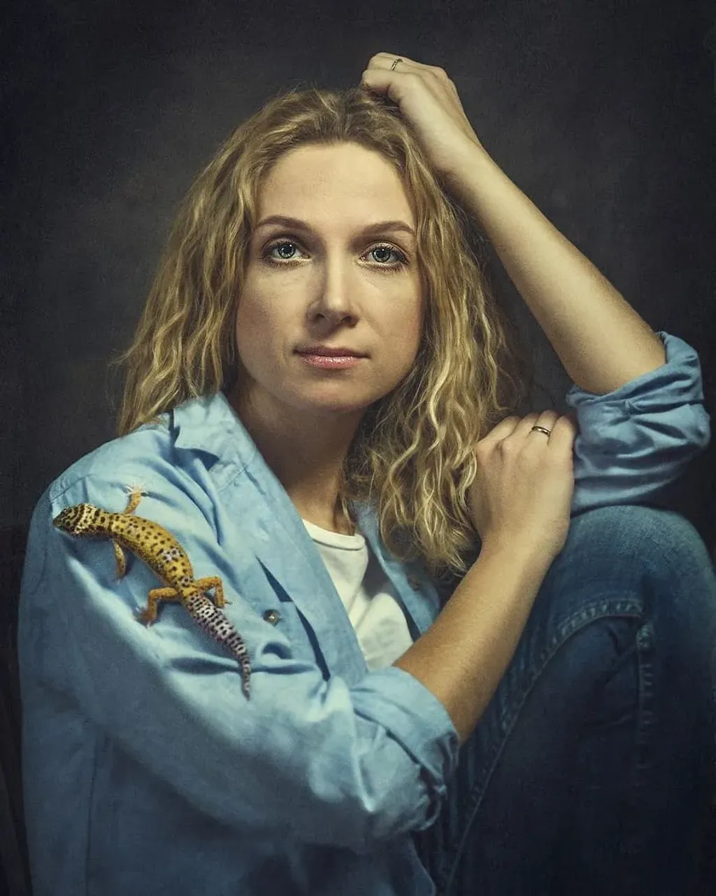 Последнее время часто попадается информация, что нужно разбавлять Ленту своими фото. Исправляюсь... Я не очень люблю рассказывать о себе, но, если интересно, обязательно сделаю пост об этом. И да, у нас живет ящерка, и она очень милая ( точнее он - Федя)😊
Спасибо @baevfoto  за фото
#каллиграфияпером #обомне #фото #украшенияукраина #свадебнаякаллиграфия #aboutmyself #aboutme #myphoto