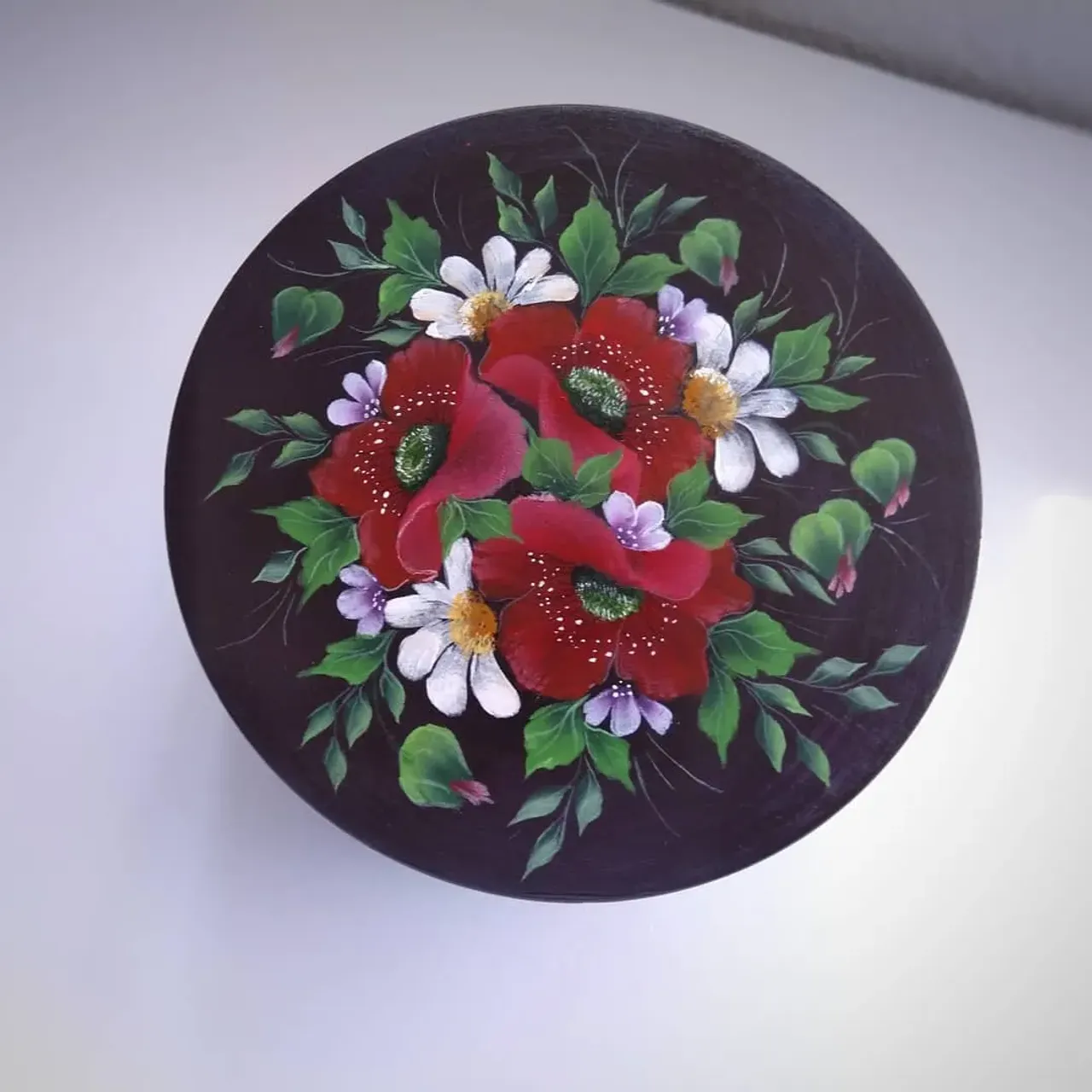 Рисую с Татьяной Кудрявцевой @kudryavtsevatatiana 
Здорово, что можно рисовать не только на коже, а использовать то, что есть под рукой. А я обрастаю расписными шкатулками. Осталось придумать, что в них хранить🙂
#росписьдвойногомазка #росписьпокожеакрилом #росрисьпредметовинтерьера #росписьшкатулки #расписныешкатулки #onestroke #onestrokeflowers #onestrokepainting #onestrokepaintingclass