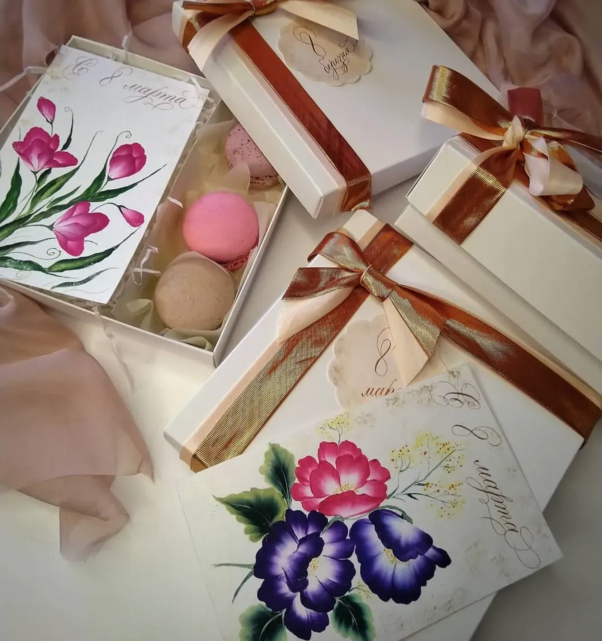 Мой муж в недоумении... Спрашивает: что тебе подарить на 8 марта? 
Говорю: краски
На день рождения были перья, тушь и книга по каллиграфии.

Вот не могу я, как все нормальные девушки хотеть цветов, колечек и духов...
Интересно, много ещё таких странных, как я?

На фото собранные подарочки для близких.

#подаркина8марта #8марта #подарки #gift #giftformom