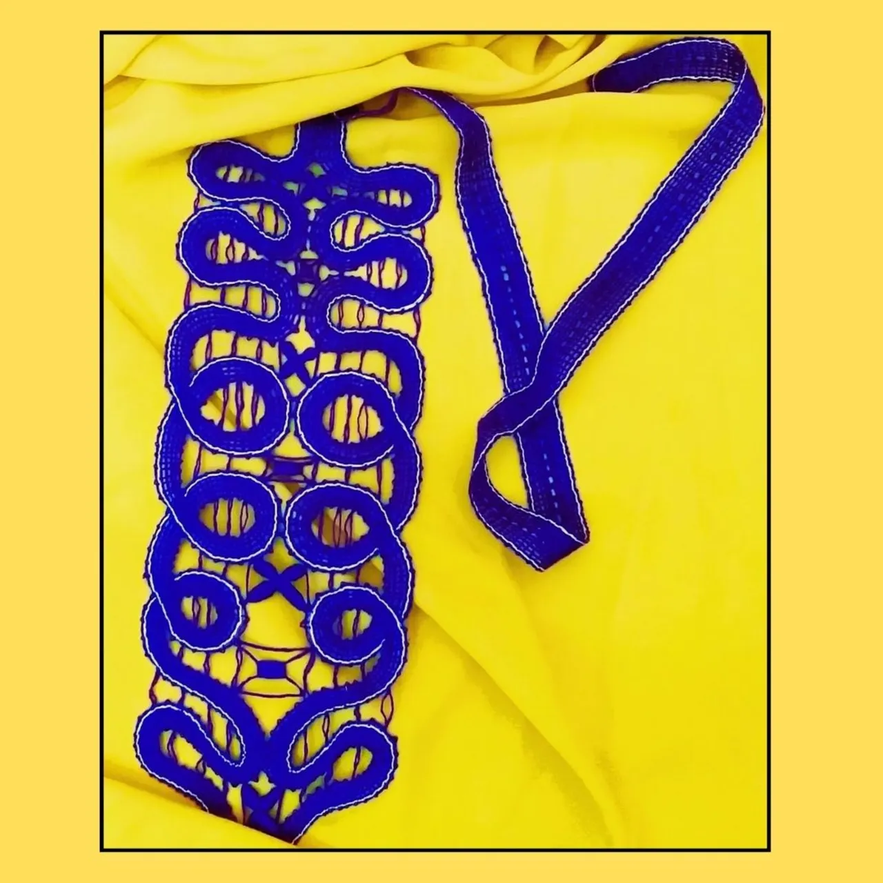 Weaving a lace tie on bobbins.