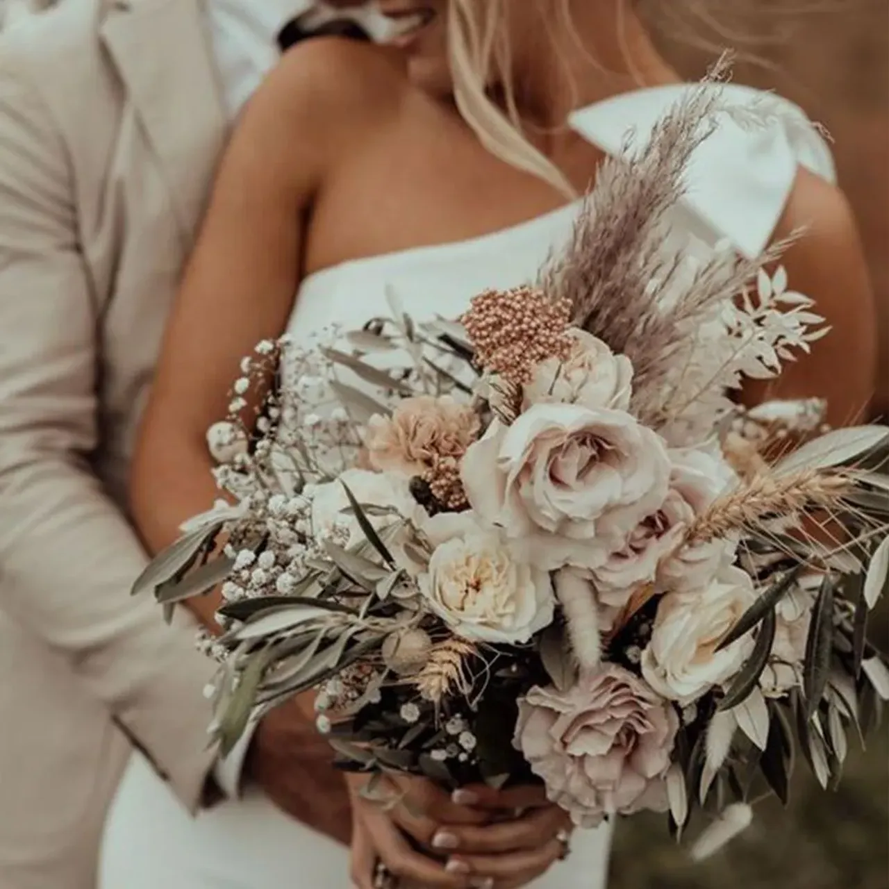 BRIDAL BOUQUETS 💐 Which is your fave? 
Comment below to let us know: 1,2,3,4,5,6 or maybe 7
? 😍

Last week we have posted PAMPASS WEDDING 
inspirations and now it's time for bride's bouquet with 
dry flowers 🧡
We love this trend BUT in moderation , for example: a 
few dried flowers, fresh flowers in muted colors, white 
ruskus, eucalyptus 🥰🥰
🌾What flowers you will have at your #luckyday?!

#luckyday #bride2021 #bouquetbride #brideflowers #bohoweddings #weddingceremonies #floralinspo #weddinginsporation #pampassgrassdecor #bohobouquet #bohoinspiration #pampasgrasswedding #wichitawedding #bukietślubny #bridalbouquet #bridalbouquetideas #brideflower #weddingisnpired