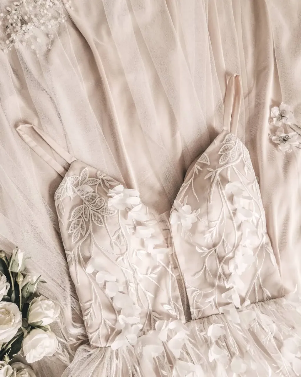 Peach wedding dress? ๐๐ค
Yes! We have something special for those of you who are brave and want look unique during this big, #luckyday ๐
Thin shoulder straps, open back, a very deep neckline, a looong train and beautiful white, three-dimensional lace with a floral motif. Will your wedding dress look like this? ๐
#luckydress #weddinggowndesigner #weddingdressshopping #justgotengaged #bride2021 #weddinggowninspiration #custommadeweddingdress #bespokedress #girlbossinspiration #bespokeweddingdress #bridalsale #bridalsalon #customgown #newcollectionweddingdress #rusticweddingchic #girlbosshustle #rusticwedding #bohobridal #girlbosshustle #hautecouturewedding #hautecoutureembroidery #hautecouturedresses