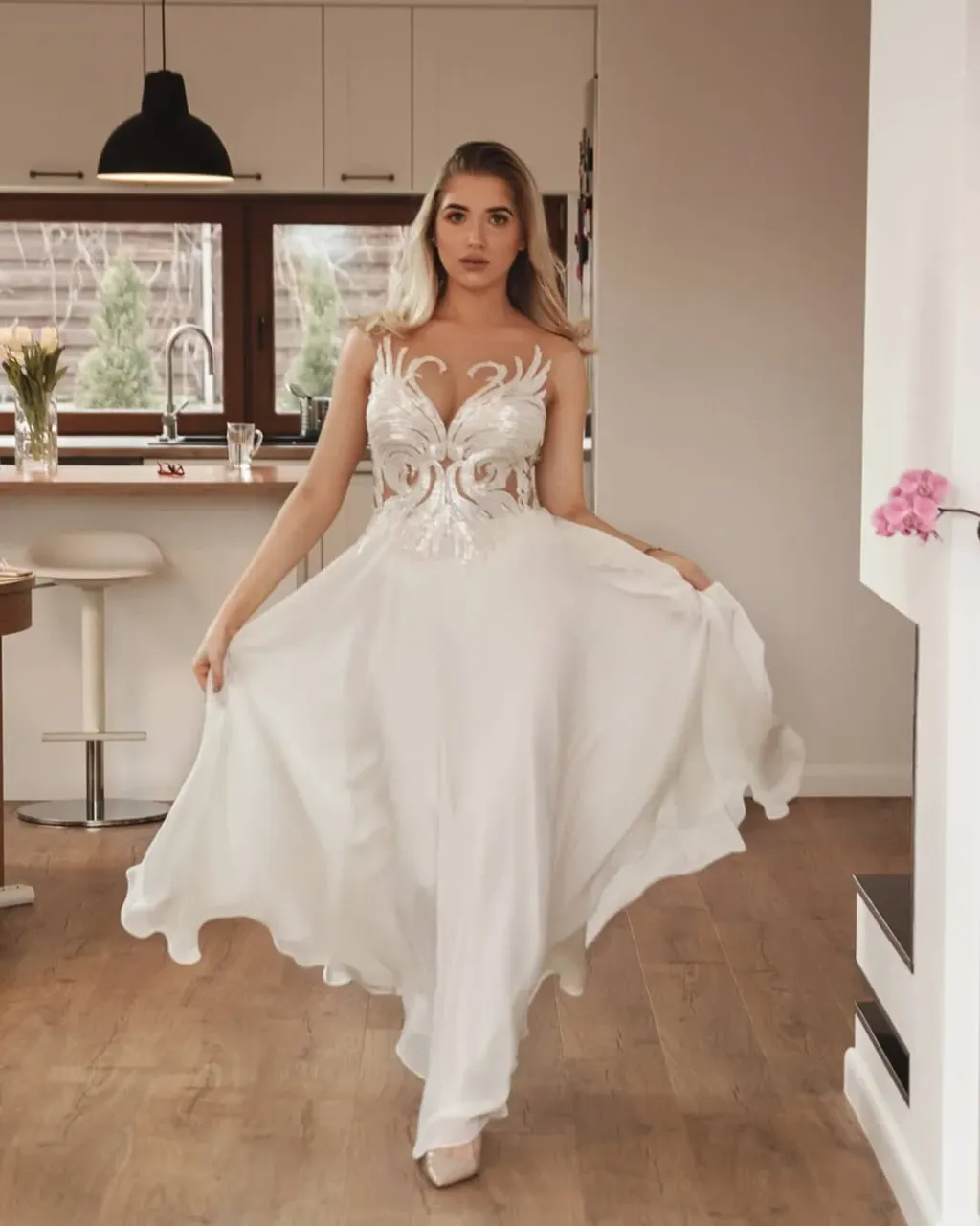 Is it Friday today? We wish you a beautiful weekend! 😍
#friaday #weekend #weekendbeggining #weekendtime #perfectmoments #bride #weddingdress #bridalgown #weddingatelier #goodweekend
Photo: @ninelzakaryan_photo
Model: @d.moger