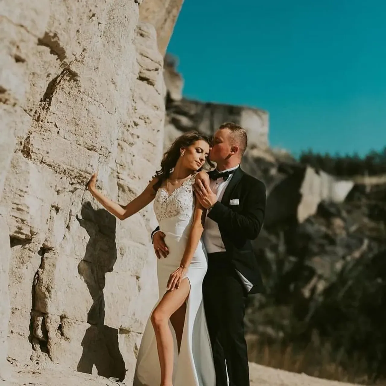 This dress is a HIT 😍 Especially on our bride Angelika! Melisandre is a dress with a tight cut and its base is made of wedding elastic crepe in the colour of broken white (off white). The boat-shaped neckline is made of flesh-coloured stretch mesh with exclusive Italian lace and sequins. Remember that each of our wedding dresses is subject to any modifications. So if you want to make changes to your Melisandre wedding dress. You can do it - just contact us!

—

We sew wedding dresses from scratch! Choose a ready-made wedding dress design, make changes or create your own unique wedding dress. We also carry out orders online!

 ---
#bridals #bridalwear #bridaldress #bridalstyle #bridalinspiration #bridalgown #bride2be #brideinspo #bridetobe2021 #wedding2021 #dressmaker #bohodressstudio #rusticdress #rusticdresser #rusticweddingideas #rusticweddingdress #rusticweddingstyle#rusticweddinginspiration #rusticweddingstyling #rusticweddinginspo #bridaloutfit