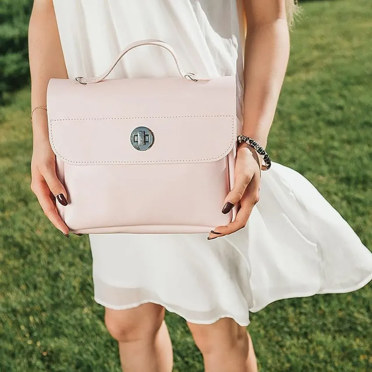 Wow!
New woman's collection in Svernut!
#musthave 2018/19
🦄tenderness and femininity
▫️handmade bag⠀
▫️Italian leather 🇮🇹⠀
▫️worldwide delivery⠀
⠀
Price: 60 €
⠀
Order direct/ all messengers link in bio @svernut 🔝
⠀
#bag #bagshop #womansbags #handmade #handmadebook #svernut #svernuthandmade #женскаясумка #beltbag #girls #woman #casualstyle #warszawa #liketime