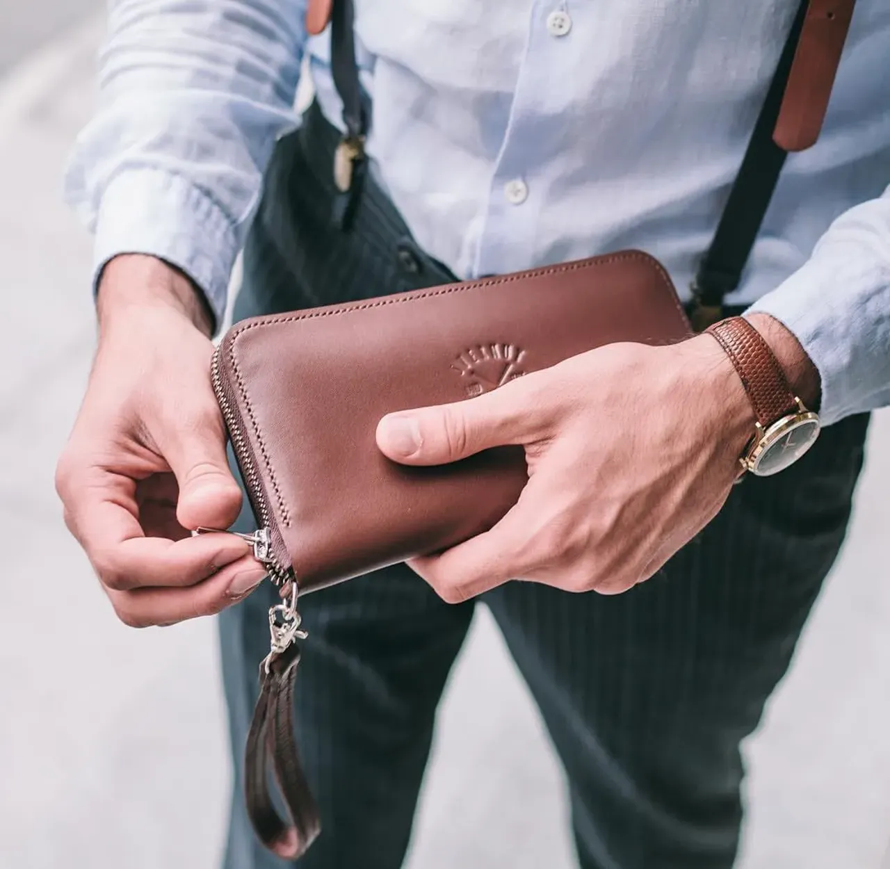 Amazing Long Wallet for man. You can buy it at a discount of 20% on ❗️Indiegogo❗️. Work link in the description of the profile.🔍 - 10 card slots
- Large compartment for coins
- Two compartments for banknotes
- 2 Large compartments for documents and phone
- Removable hand strap for greater convenience

Length 21.5cm  Width 12cm.  #svernuthandmade #wallet #leather #handmade #money #purses #clutch #manstyle #man #style #look #classics #warsaw #newyork #tokyo #cool #amazing #love #luxury #indiegogo #craft #lifestyle