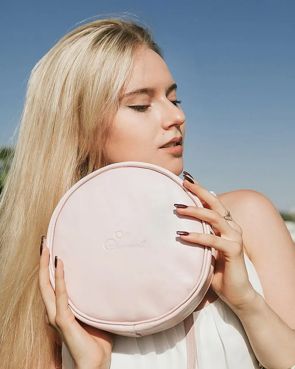 NEW!
Women's collection 2018/19 in @svernut
The absolute trend of this season is a pastel round bag🔝
⠀
▫️handmade bag⠀
▫️Italian leather 🇮🇹⠀
▫️worldwide delivery⠀
⠀
Price: 100 €
⠀
Order direct/ all messengers link in bio 🔝
⠀
#bag #bagshop #womansbags #handmade #handmadebook #svernut #svernuthandmade #женскаясумка #beltbag #girls #woman #casualstyle #warszawa #liketime #fashion #top #style #look