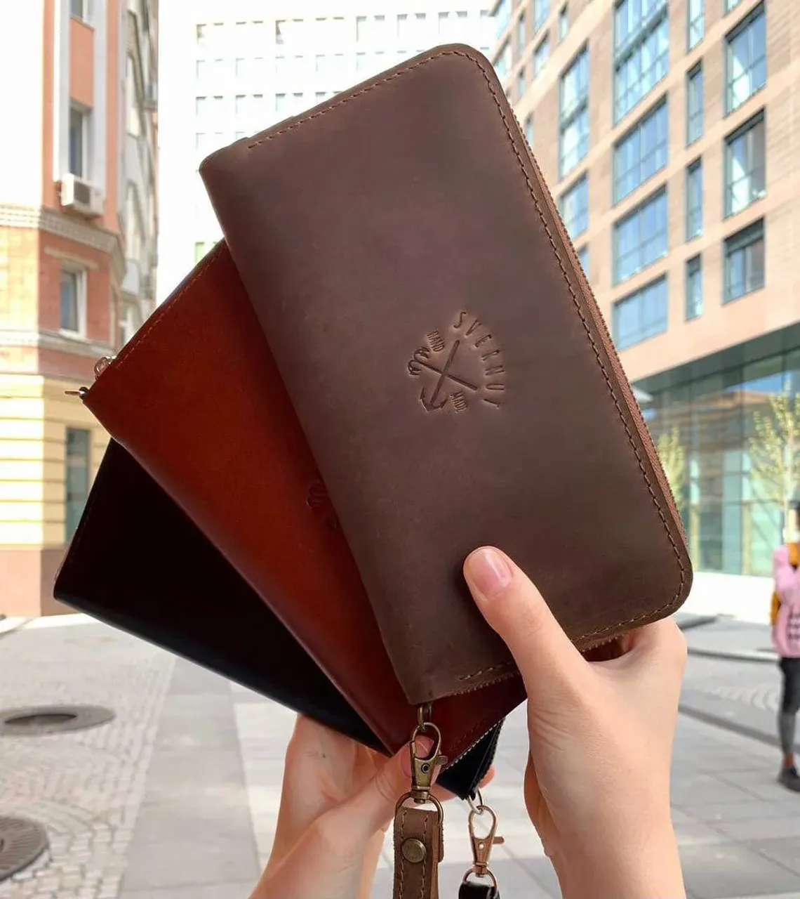 LONG WALLET for man👌🏻
⠀
- Large compartment for coins
- Two compartments for banknotes
- 2 Large compartments for documents and phone
- Removable hand strap for greater convenience
⠀
Length 21.5cm Width 12cm
⠀