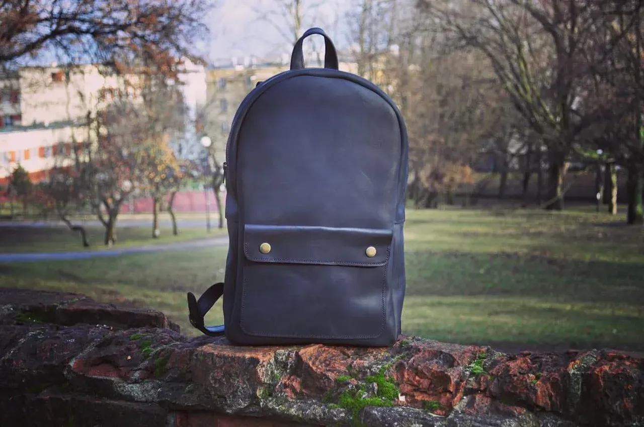 Special Christmas gift for you, guys🎄🎁 Your favorite backpack🎒  Back in Black ✔️ #svernuthandmade #backpack #leather  #leathercraft #black #bag