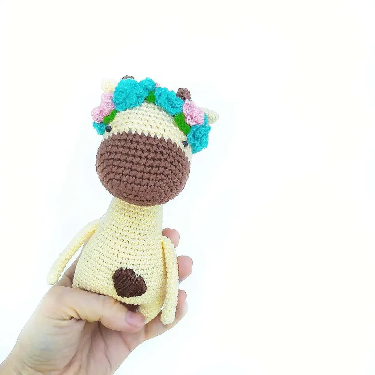 Миленькая жирафа. По ней есть бесплатный МК. 

#жирафкрючком #амигуруми #схемыамигурами #жирафиккрючком #вязаныеигрушки  #вязаниекрючком #вяжу #игрушкиамигуруми #игрушкикрючком