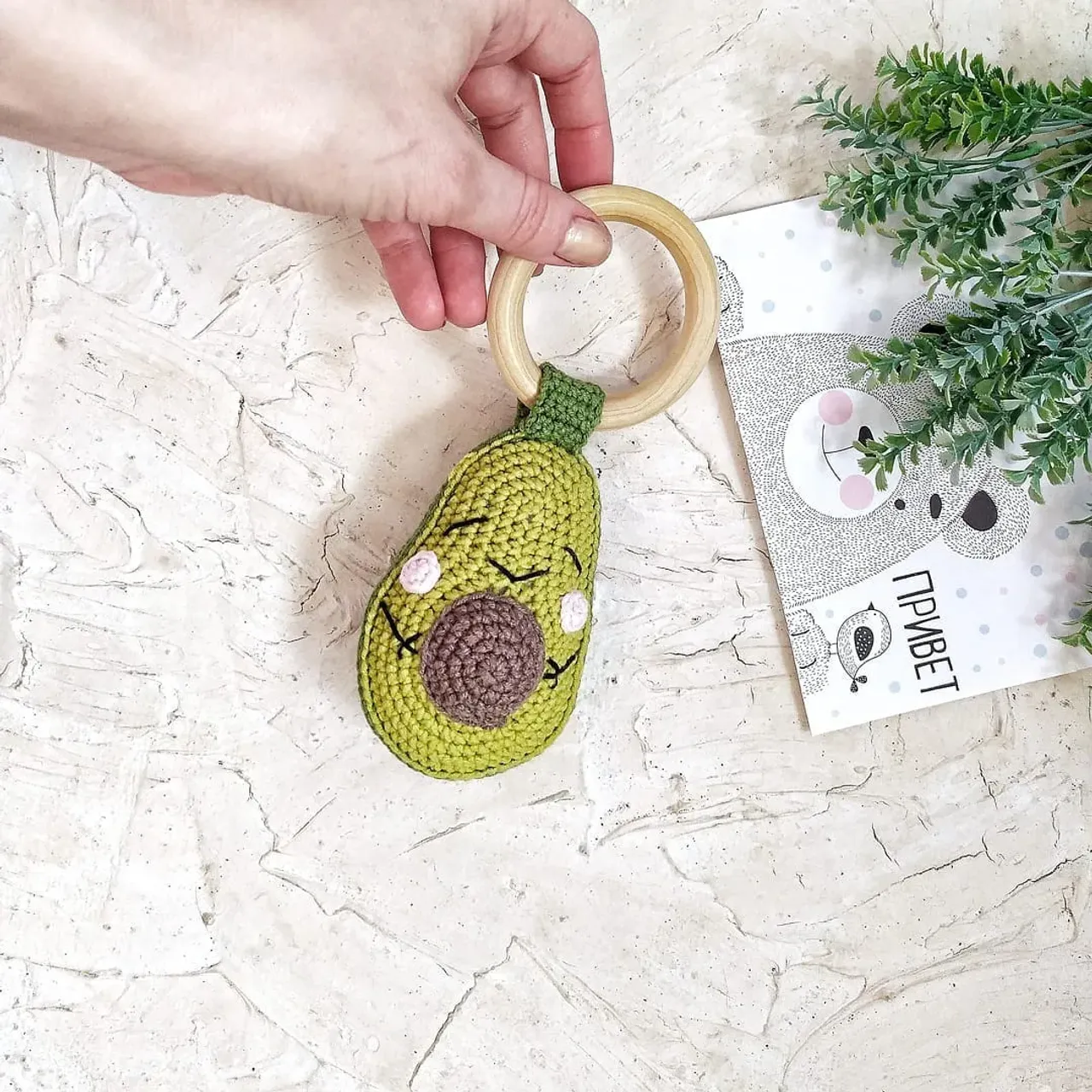 Малыш Авокадо.... 🥑
( P. S. :Мастер-класс уже готов. 
Можно найти его в моем магазине по ссылке в шапке профиля.. ) 

Хочу напомнить вам о такой площадке для продаж как Вайлдбериз. 
Если играть по правилам площадки, то на ней можно неплохо заработать. 
Они сотрудничают даже с самозанятыми. 
И кстати у них снова доступна загрузка цифровых товаров😉
Правда работа с цифровым контентом у них очень сырая и с косяками. 
Вы уже вышли с продажами на ВБ? 
Расскажите о своем опыте, думаю многим это будет интересно 🤗

Pattern in my Etsy store🥰
