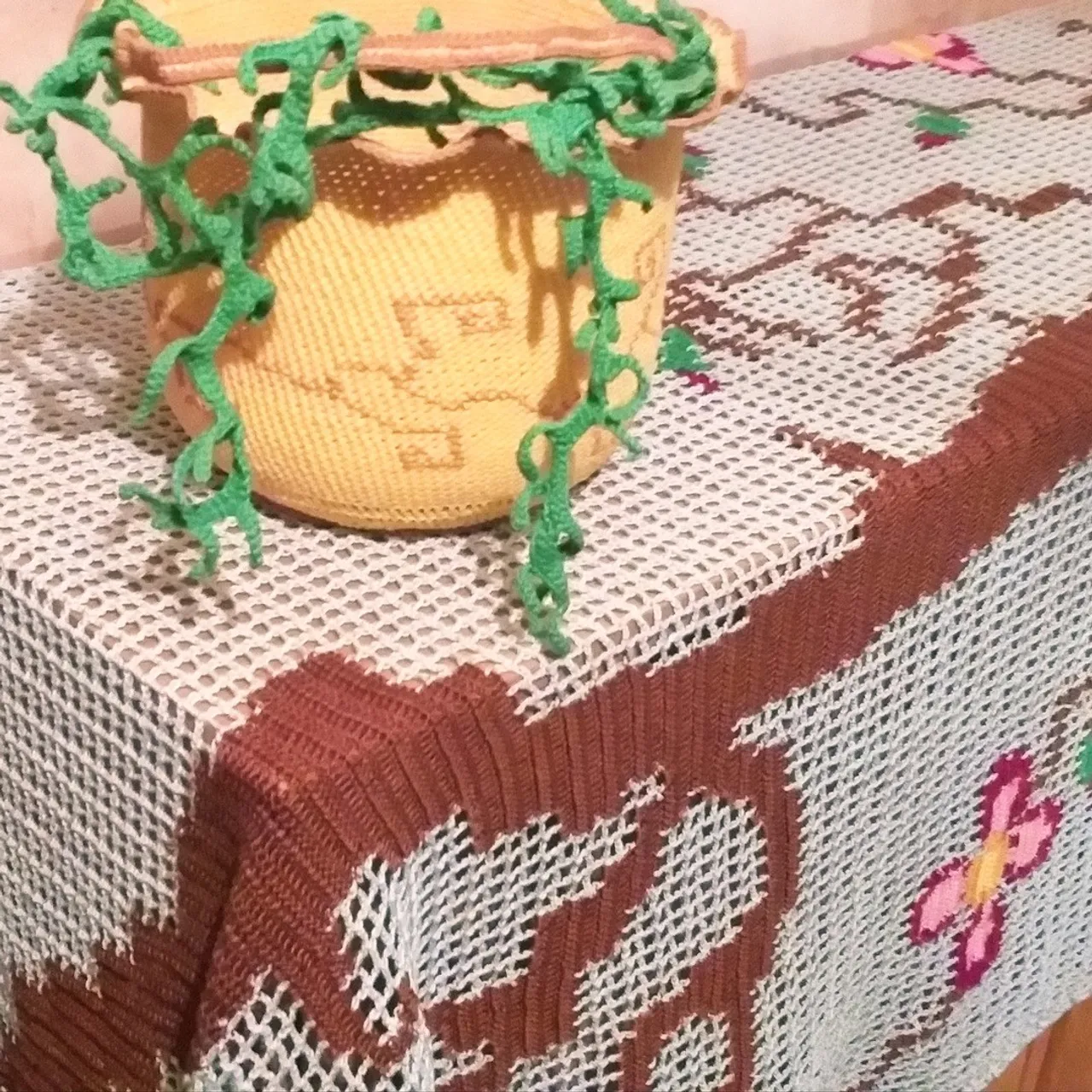 The compelling tablecloth "Sakura" is crocheted in the style of fillet.