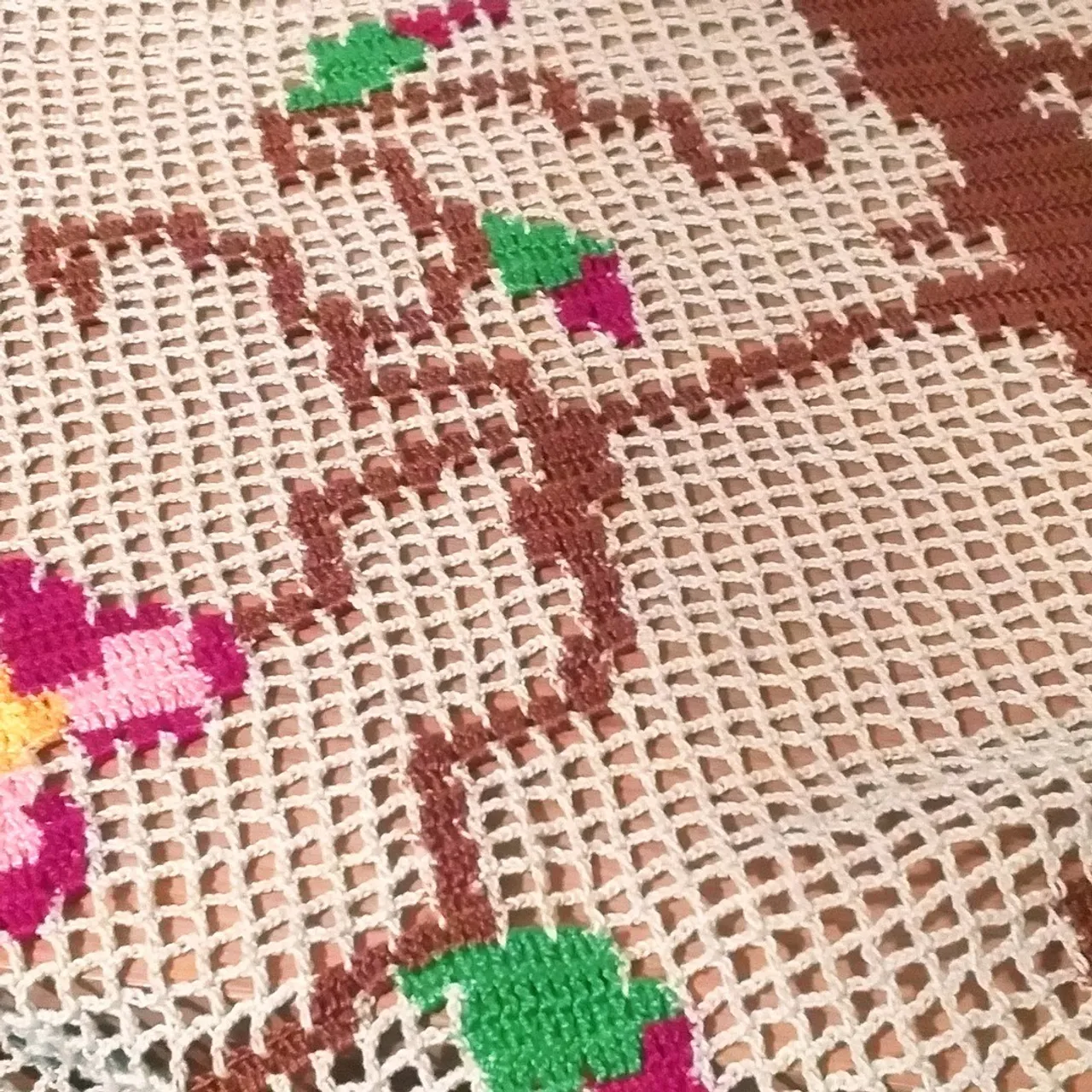 The compelling tablecloth "Sakura" is crocheted in the style of fillet.