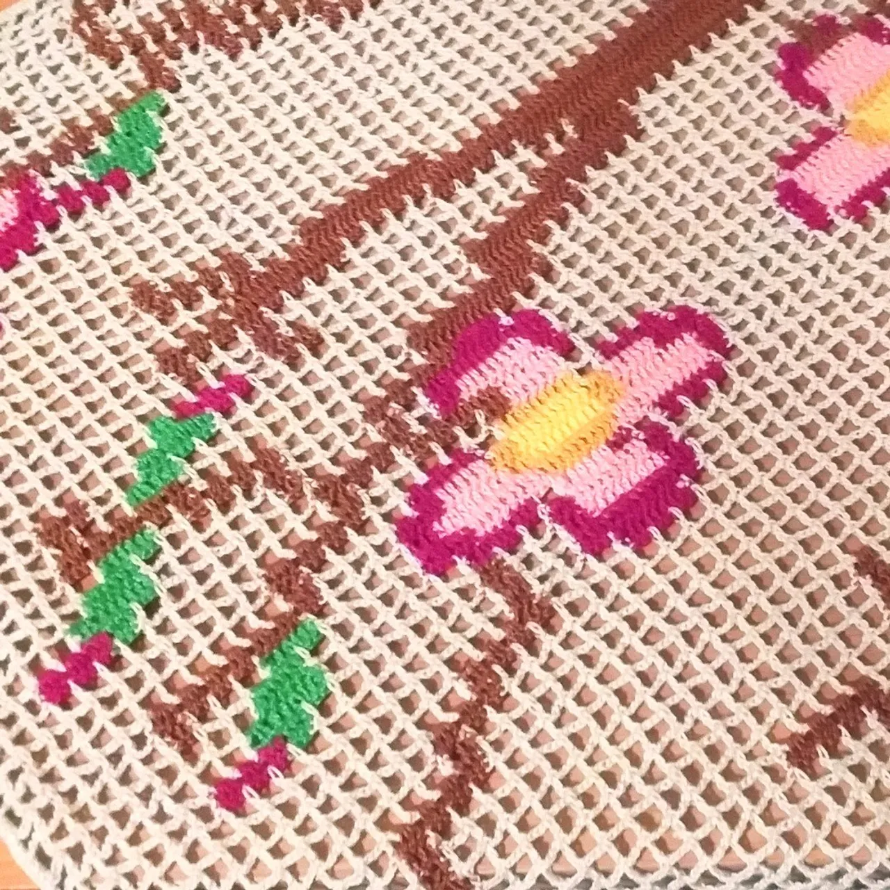 The compelling tablecloth "Sakura" is crocheted in the style of fillet.