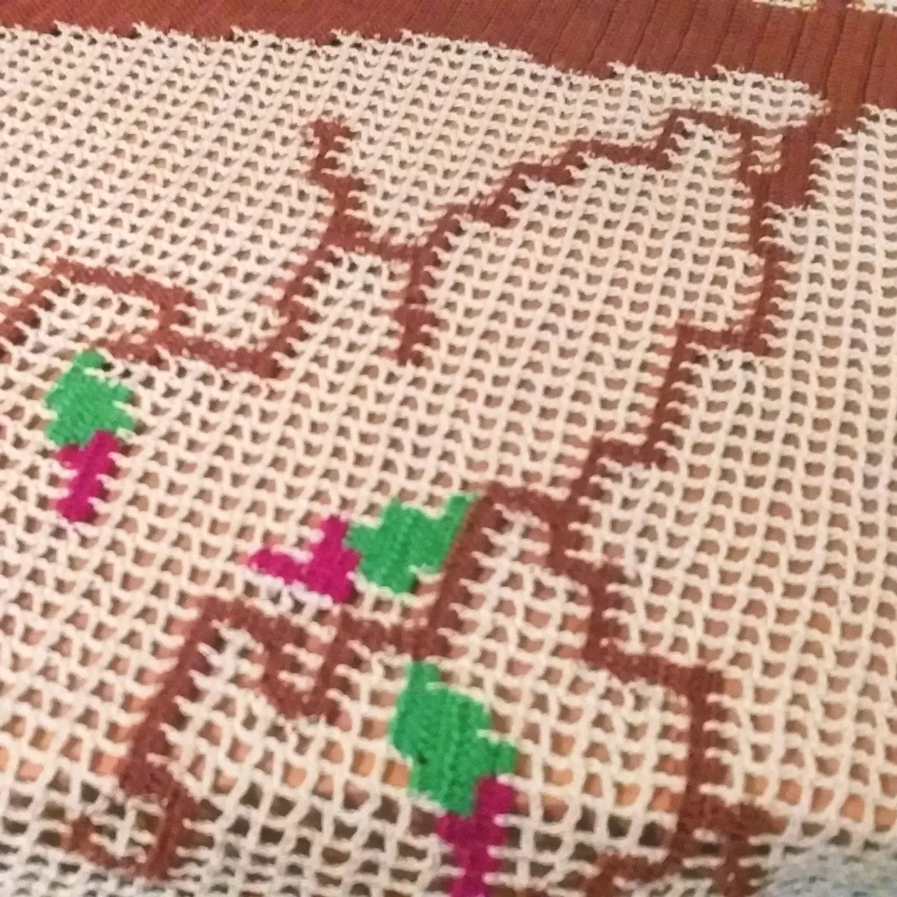 The compelling tablecloth "Sakura" is crocheted in the style of fillet.