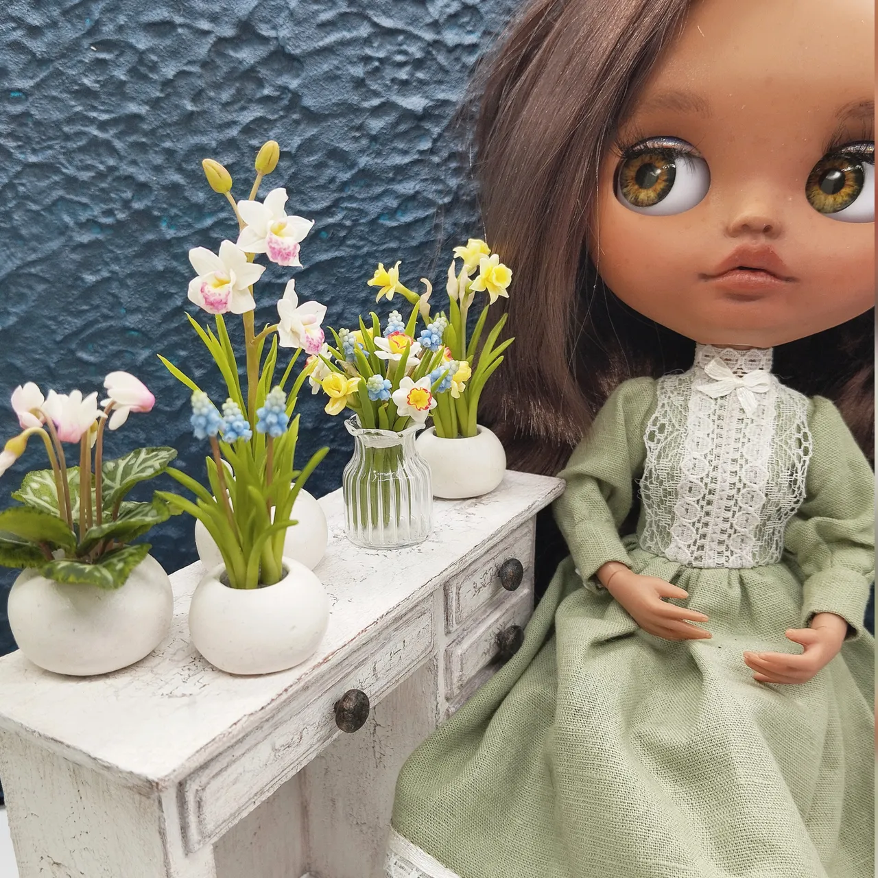 Miniature flowers in 1/6 scale. Handmade. 

#miniature #dollhouse #collecting #doll #polymerclayminiature #realisticminiature #miniplant #flowers #miniatureflowers #dollhousedecor #fairygarden #miniaturegarden