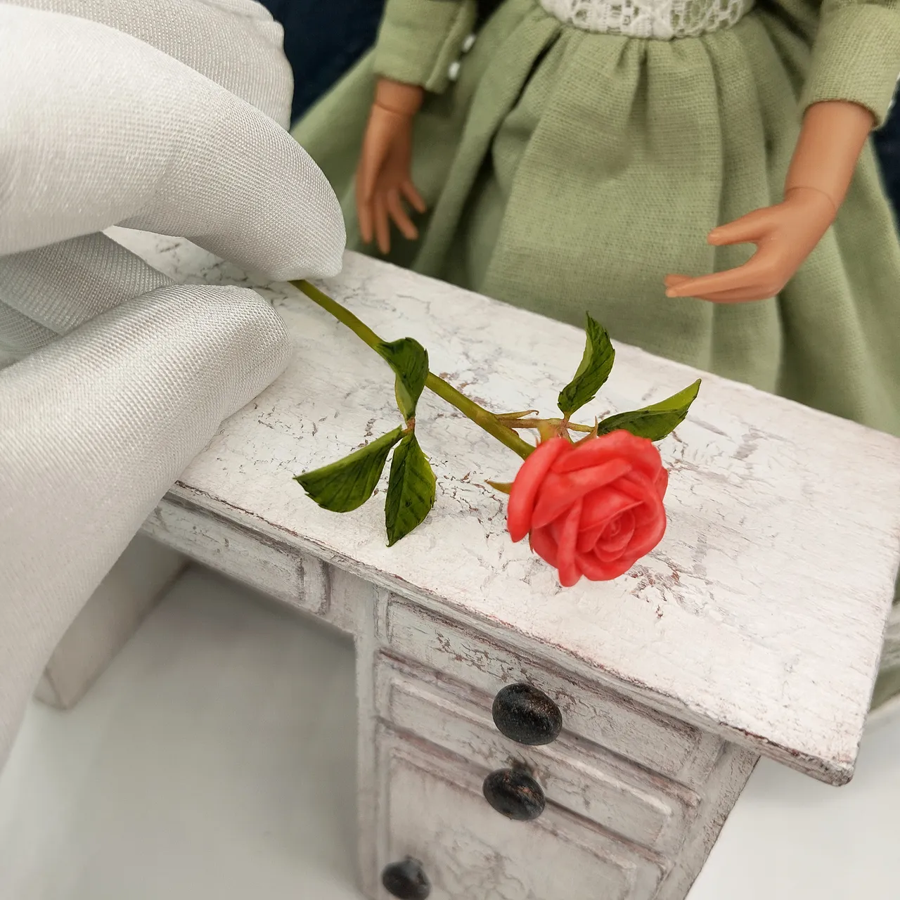 Miniature red rose 1/6 scale.Handmade.
https://ballwool.com/products/46128
----------------------------------------------------
#miniature #miniatureflowers #dollhouse #dolls #blythe #dollhouseminiature #dollsaccessories #handmade #polymerclayminiature #dollhousedecor #diorama #barbie #miniaturedecor