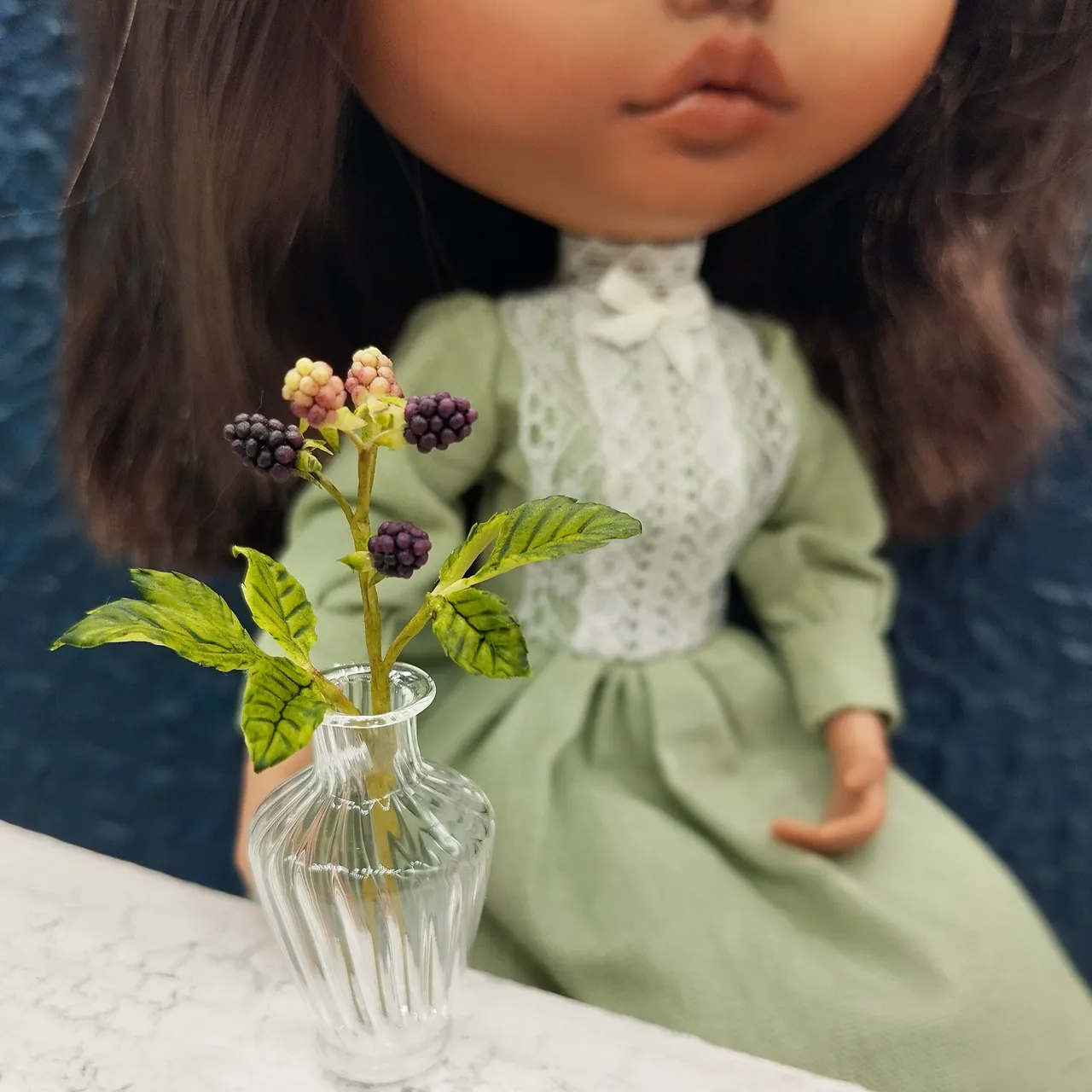 Miniature blackberry branch.  Scale 1/6.

https://ballwool.com/products/46164

#miniature #miniatureflowers #dollhouse #dollhouseflowers #dollhouseminuatures #minuatureberry #dollsaccessories