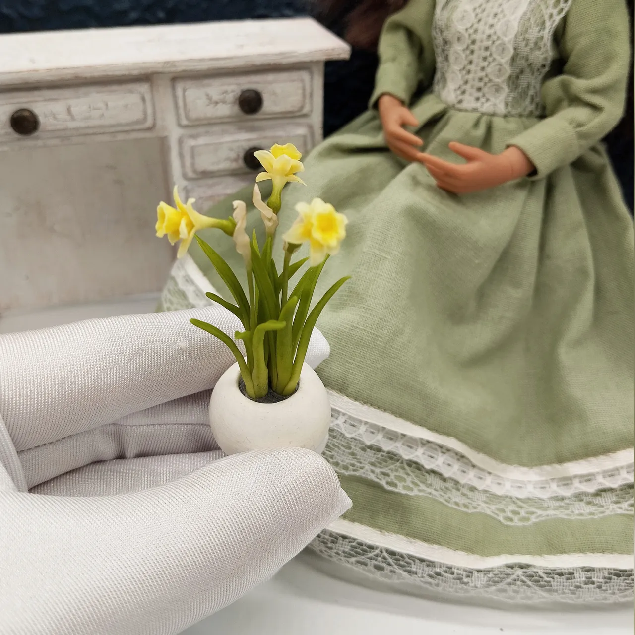 Miniature daffodils in a pot.1/6 Scale.
https://ballwool.com/products/46160
#miniature #miniatureflowers #dollhouse #dollhouseminiature #realisticminiature #dollsminiatures #daffodils #blythe #barbie #fairygarden #miniaturegarden