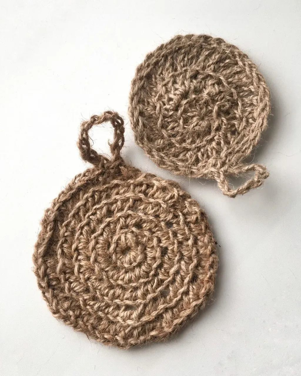 Сейчас расскажу про замену нашим привычным поролоновым губкам.
Вы знали, что губка из джута служит достойной альтернативой? 
Обычные губки быстро изнашиваются и становятся домом для вредных микроорганизмов. Их приходится чаще выкидывать и покупать в магазине новые😒 А поролон, на минуточку, разлагается в земле 200 лет😒 Что непременно вредит окружающей среде. 
В отличие от неё губка из джута абсолютно натуральна, после использования ее можно просто прикопать в саду и это не навредит почве, а только улучшит ее свойства. 
Я уже отказалась от поролона. По своему опыту могу сказать следующее:
✅губки хватит больше, чем на месяц, но тут думаю индивидуально. Раз в несколько дней я ее кипячу, чтобы бактерии не задерживались
✅к моему удивлению она без труда справляется с жирным налетом на печке, чайнике и тд. И с налетом от чая. Быстрее, чем жёсткая сторона обычной губки
✅пенится она менее интенсивно, по сравнению с обычной, но к этому привыкаешь за день) 
Я за осознанное потребление!

При заказе корзины, губка в ПОДАРОК✨

#джут#интерьерныекорзины#корзиныизджута#корзины#ручнаяработа#нальчик#авоська#авоськаизджута#сумкаизджута#корзинаизджута#лето#корзинанальчик#ручнаяработанальчик