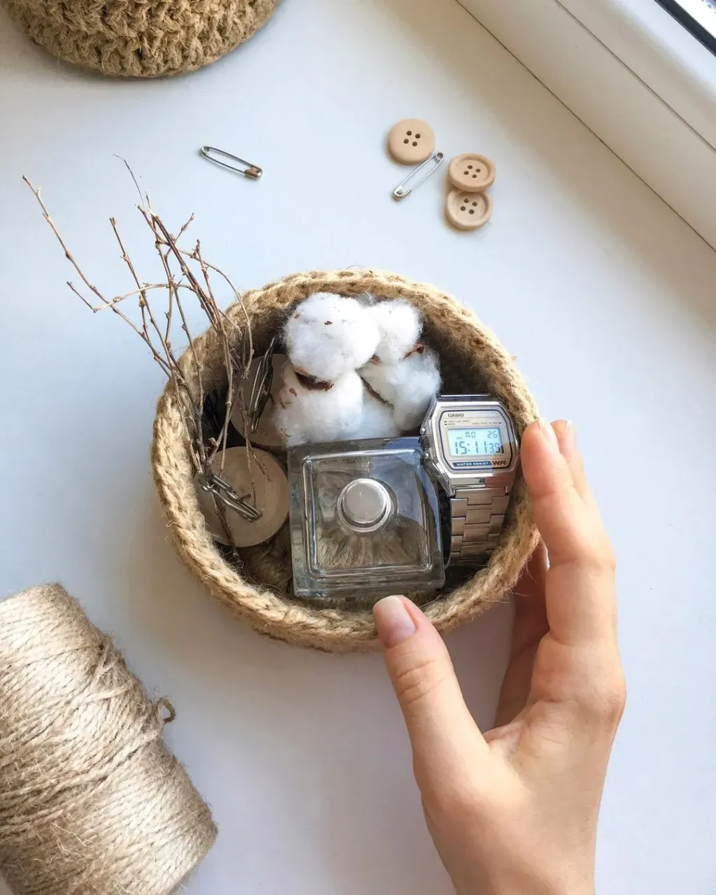 Зачем вообще эти корзины? ⠀

Жили же без них как то🤷🏼‍♀️
Ну и без стиральной машины раньше жили, и без кофеварки. Раньше вообще все было иначе. ⠀

А корзины прекрасно справляются с беспорядком и при этом их совсем не обязательно прятать в шкафу, потому что выглядят они современно и красиво. ⠀

Вот у меня на подоконнике мини шкатулка для мелочей. Ну хорошо же?)) #джут#интерьерныекорзины#корзиныизджута#корзины#ручнаяработа#нальчик#корзина#подвеснаякорзина#подвесныекорзины#детская#кроватка#корзинаизджута#лето#корзинанальчик#ручнаяработанальчик#бартер