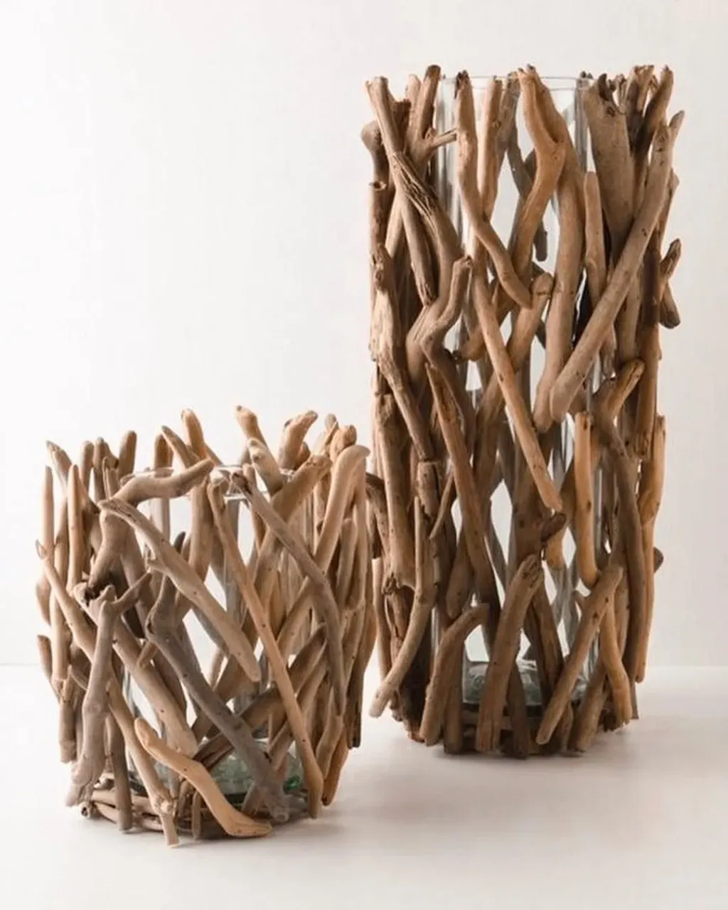 Сейчас очень (не побоюсь этого слова) модно вести здоровый образ жизни, не пить, не курить, заниматься спортом и конечно задумываться об экологии. И следовательно наряду с тем как упорядочить своё существование и наладить связь со своим телом, хочется наполнить этим же и свой дом. В цене природные материалы, такие как натуральное дерево, к примеру. Но лофт многим не по карману, да и признаться, едва ли имеет отношение к защите природы) А вот старые ветки - самое то. Выкрасите их в любой цвет или оставьте в натуральном и поставьте в вазу. Сделайте панно из веток. Будет отлично смотреться и в гостиной и над изголовьем вашего спального места. Идей много) Все уже придумали до нас)) Импровизируйте и пробуйте) 
Мне лично все хочется сделать самой, мне доставляет это удовольствие. А вам?
#декор#интерьер#ветки#ваза#своимируками