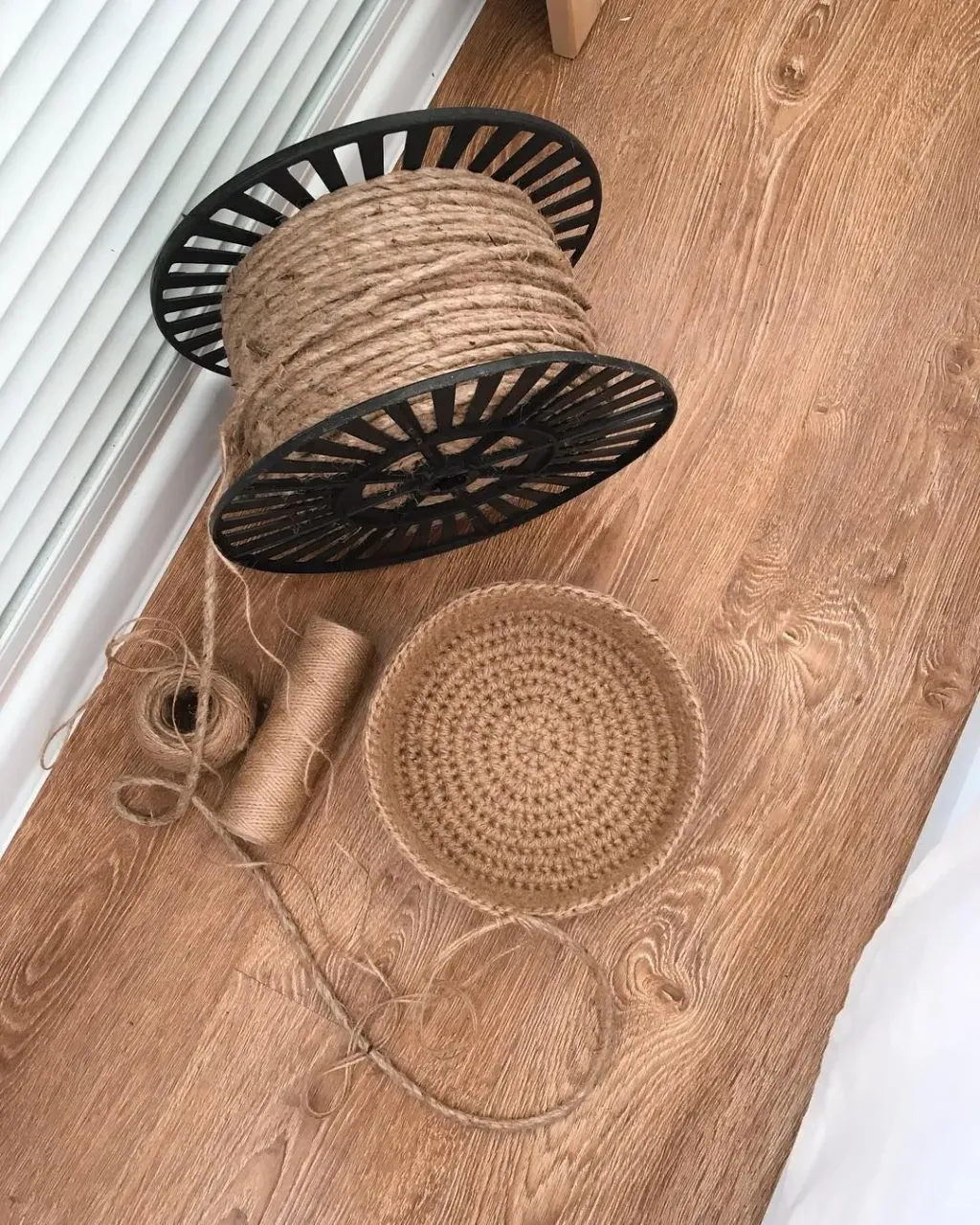 А я тем временем получила свою «ниточку» и принялась за дело🌱

#джут#интерьерныекорзины#корзиныизджута#корзины#ручнаяработа#нальчик#авоська#авоськаизджута#сумкаизджута#корзинаизджута#лето#корзинанальчик#ручнаяработанальчик