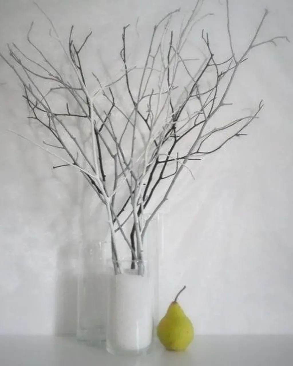 Сейчас очень (не побоюсь этого слова) модно вести здоровый образ жизни, не пить, не курить, заниматься спортом и конечно задумываться об экологии. И следовательно наряду с тем как упорядочить своё существование и наладить связь со своим телом, хочется наполнить этим же и свой дом. В цене природные материалы, такие как натуральное дерево, к примеру. Но лофт многим не по карману, да и признаться, едва ли имеет отношение к защите природы) А вот старые ветки - самое то. Выкрасите их в любой цвет или оставьте в натуральном и поставьте в вазу. Сделайте панно из веток. Будет отлично смотреться и в гостиной и над изголовьем вашего спального места. Идей много) Все уже придумали до нас)) Импровизируйте и пробуйте) 
Мне лично все хочется сделать самой, мне доставляет это удовольствие. А вам?
#декор#интерьер#ветки#ваза#своимируками