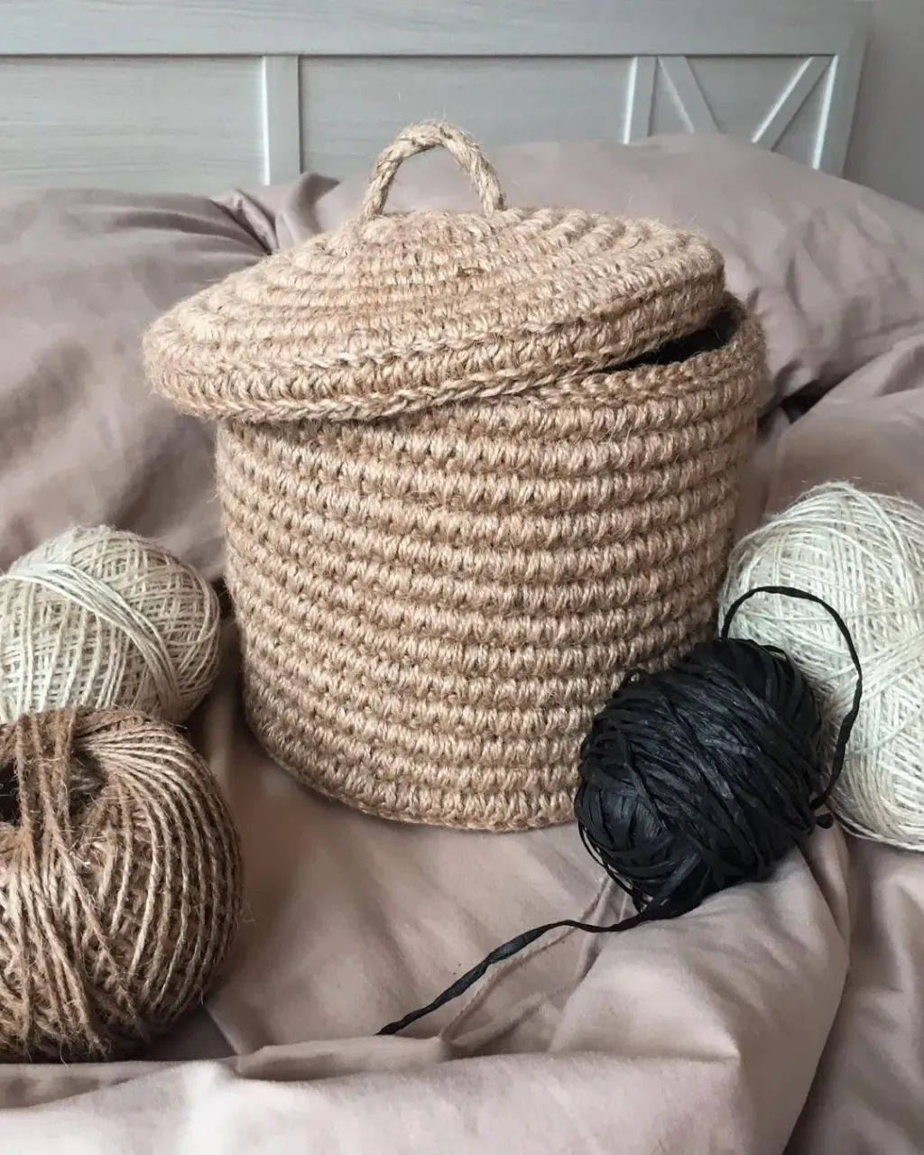 Первая зайка с крышкой. Сердцу мила😌

#джут#интерьерныекорзины#корзиныизджута#корзины#ручнаяработа#нальчик#авоська#авоськаизджута#сумкаизджута#корзинаизджута#лето#корзинанальчик#ручнаяработанальчик