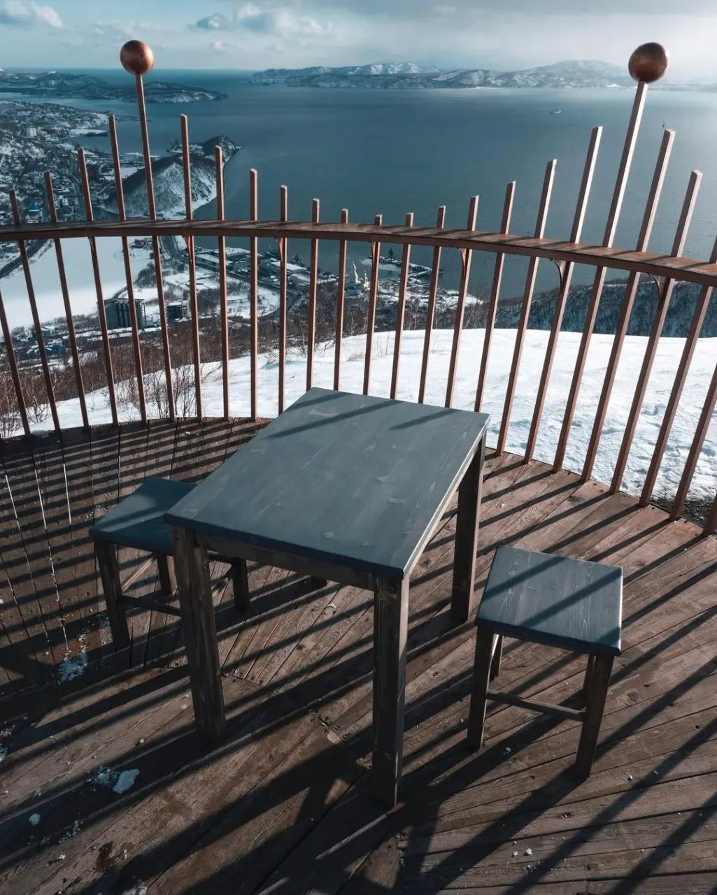 Перед тем как сделать эти фото вчера, мы дважды застряли по дороге, помогли толкнуть севшую на «пузо» легковушку и 4 раза объяснили зачем мы несём мебель наверх )

#kamchatka #камчатка #мебель #furniture #design #woodworking